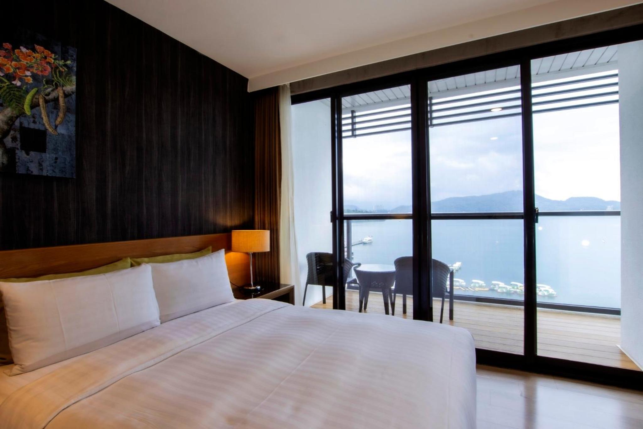 Quadruple Room with Lake View photo 2
