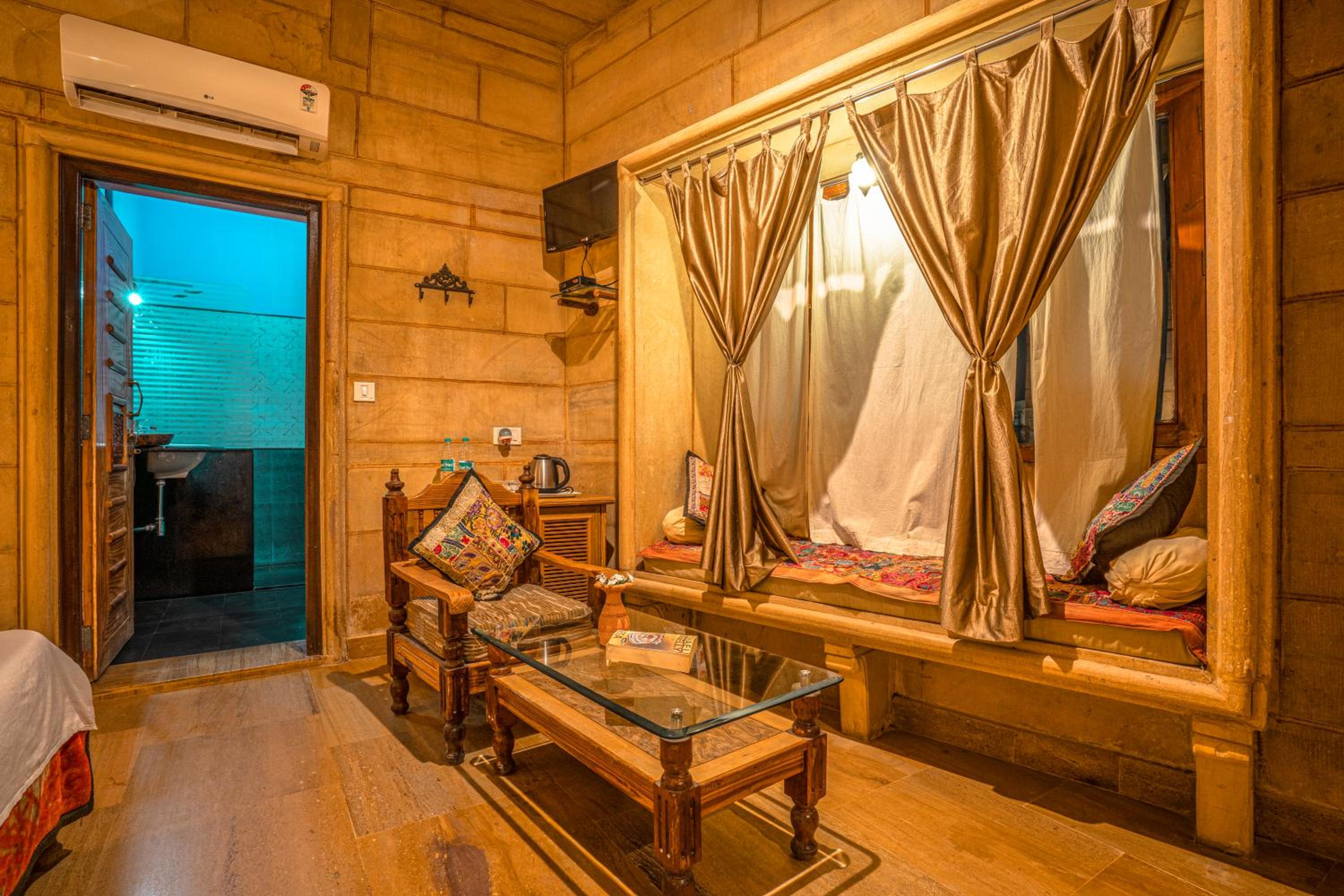 Deluxe Double Room - Photo 13