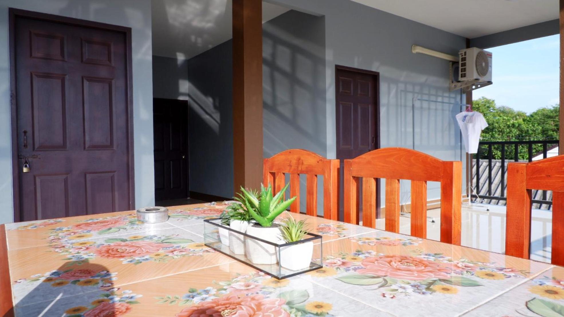 One-Bedroom Apartment - Photo 1