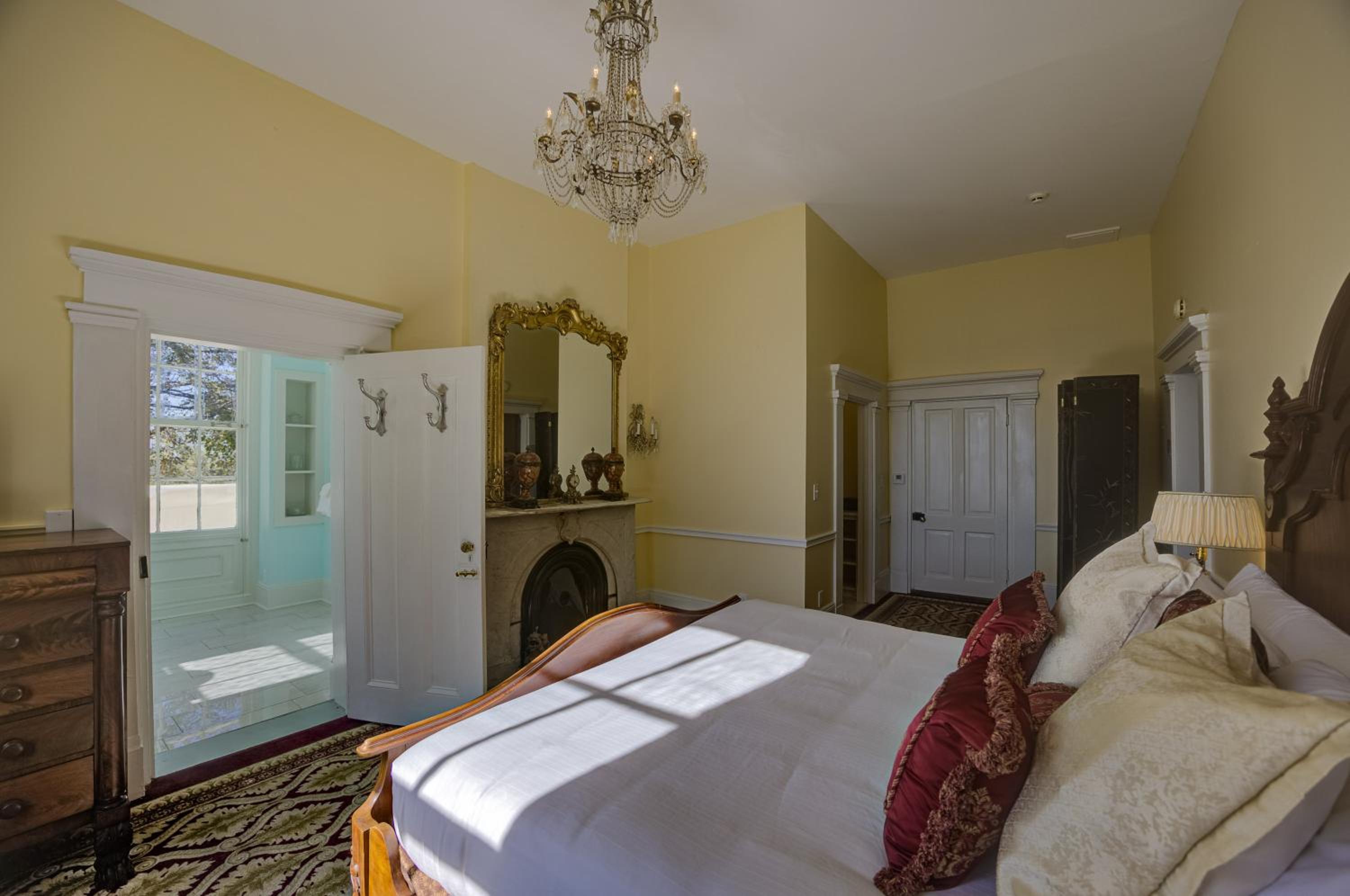Deluxe King Suite photo 2