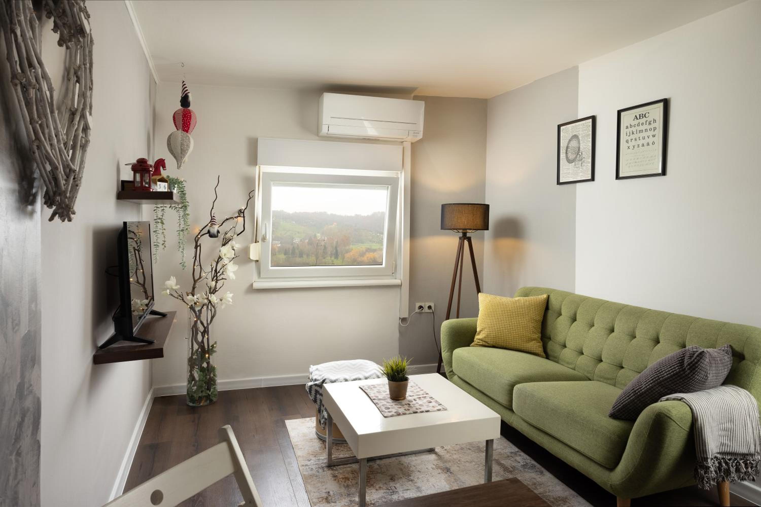 Apartment with Mountain View - Photo 11