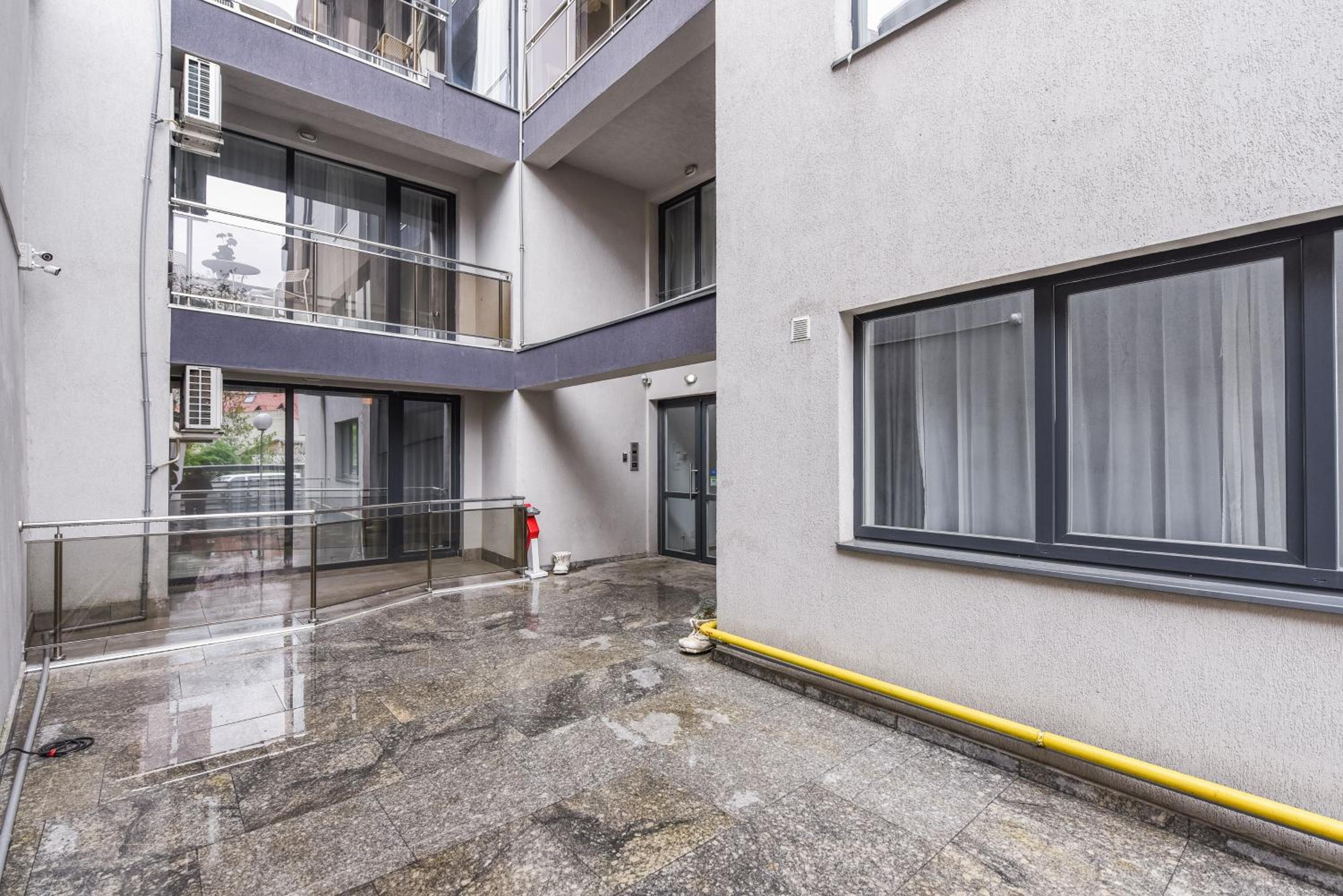Apartment with Balcony - Photo 30