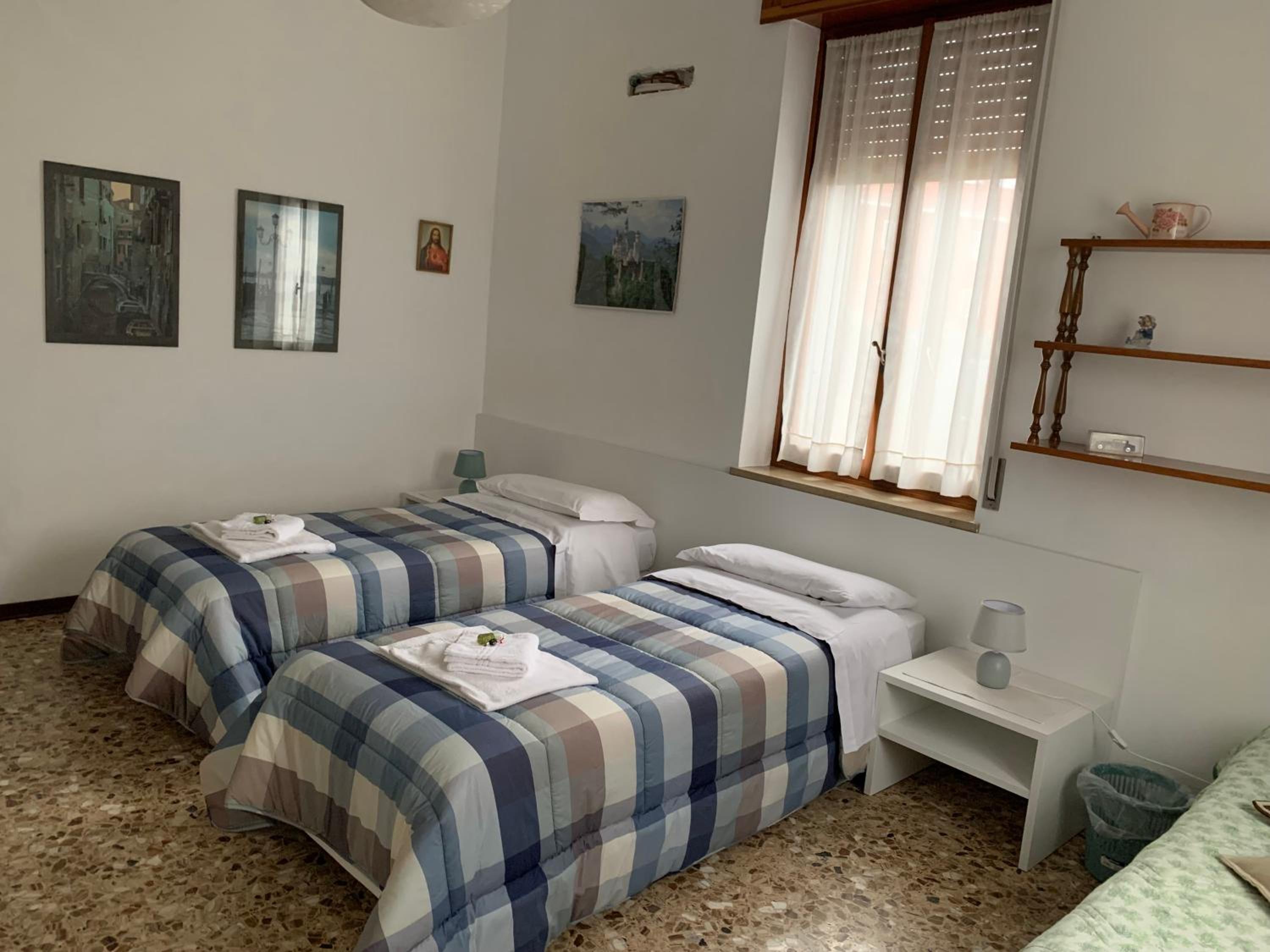 Double or Twin Room with Private Bathroom - Photo 2