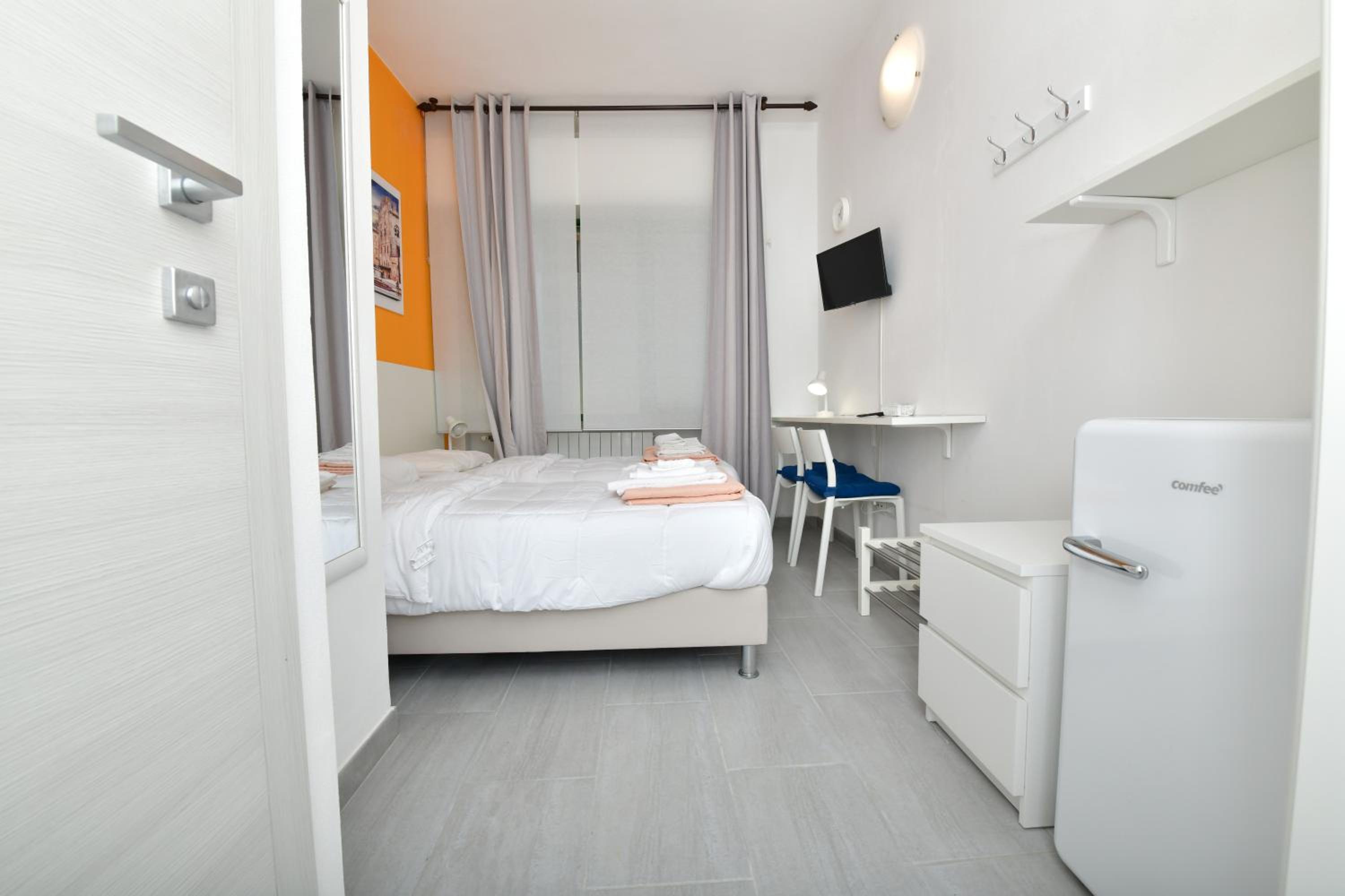 Twin Room with Private Bathroom - Photo 6