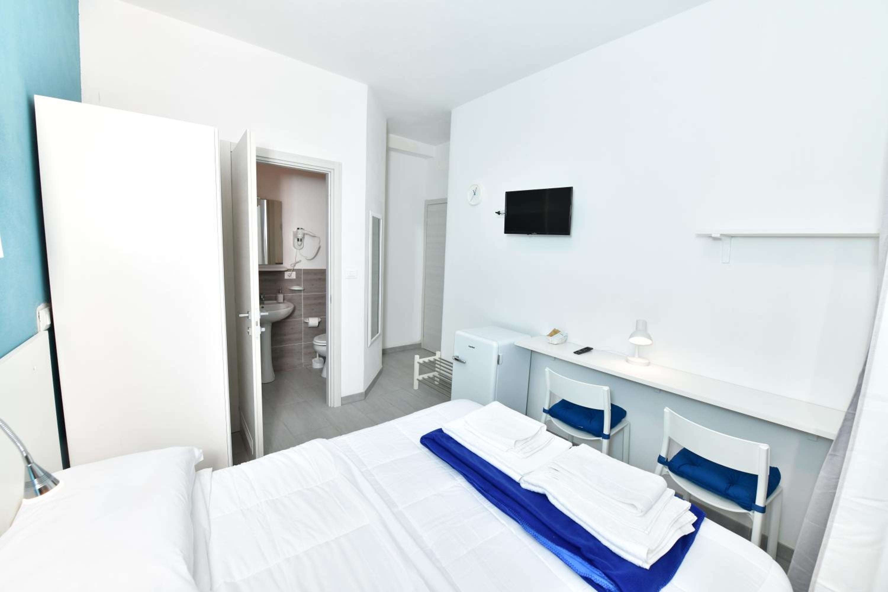 Double Room with Private Bathroom - Photo 3