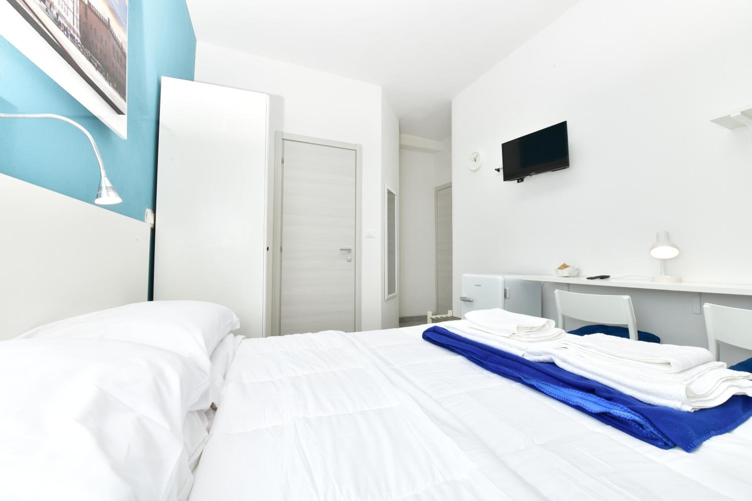 Double Room with Private Bathroom - Photo 9