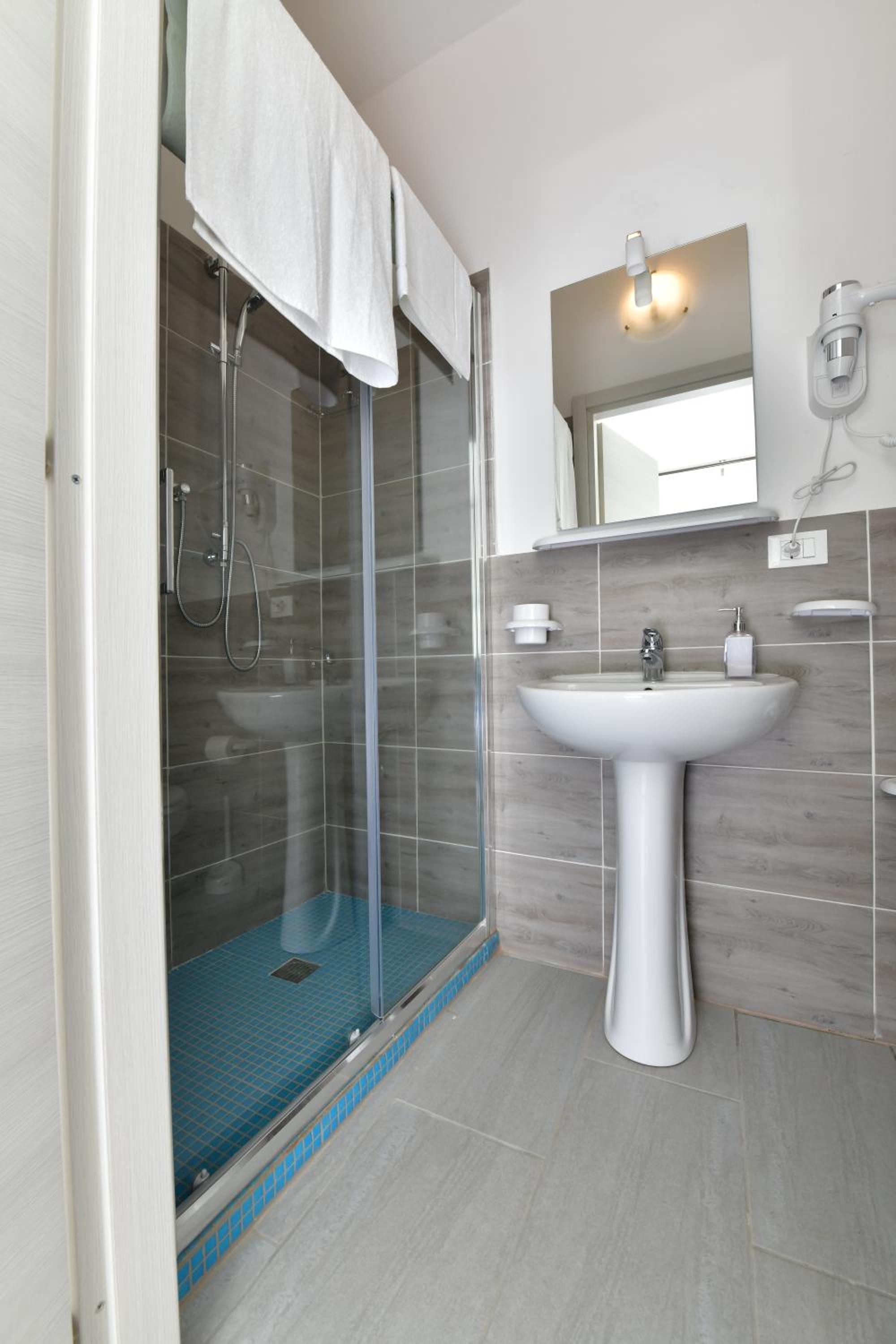 Double Room with Private Bathroom - Photo 7