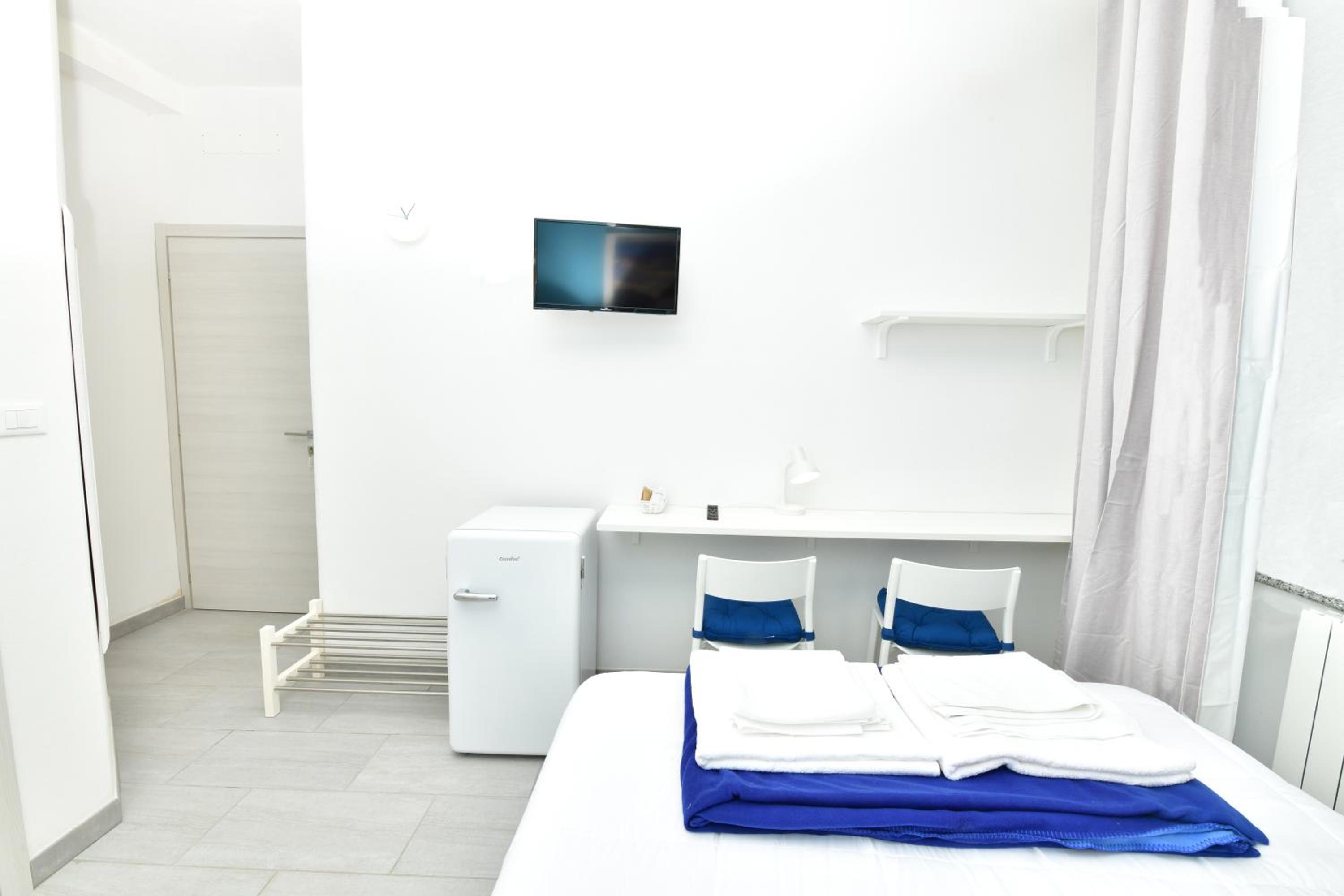 Double Room with Private Bathroom - Photo 10