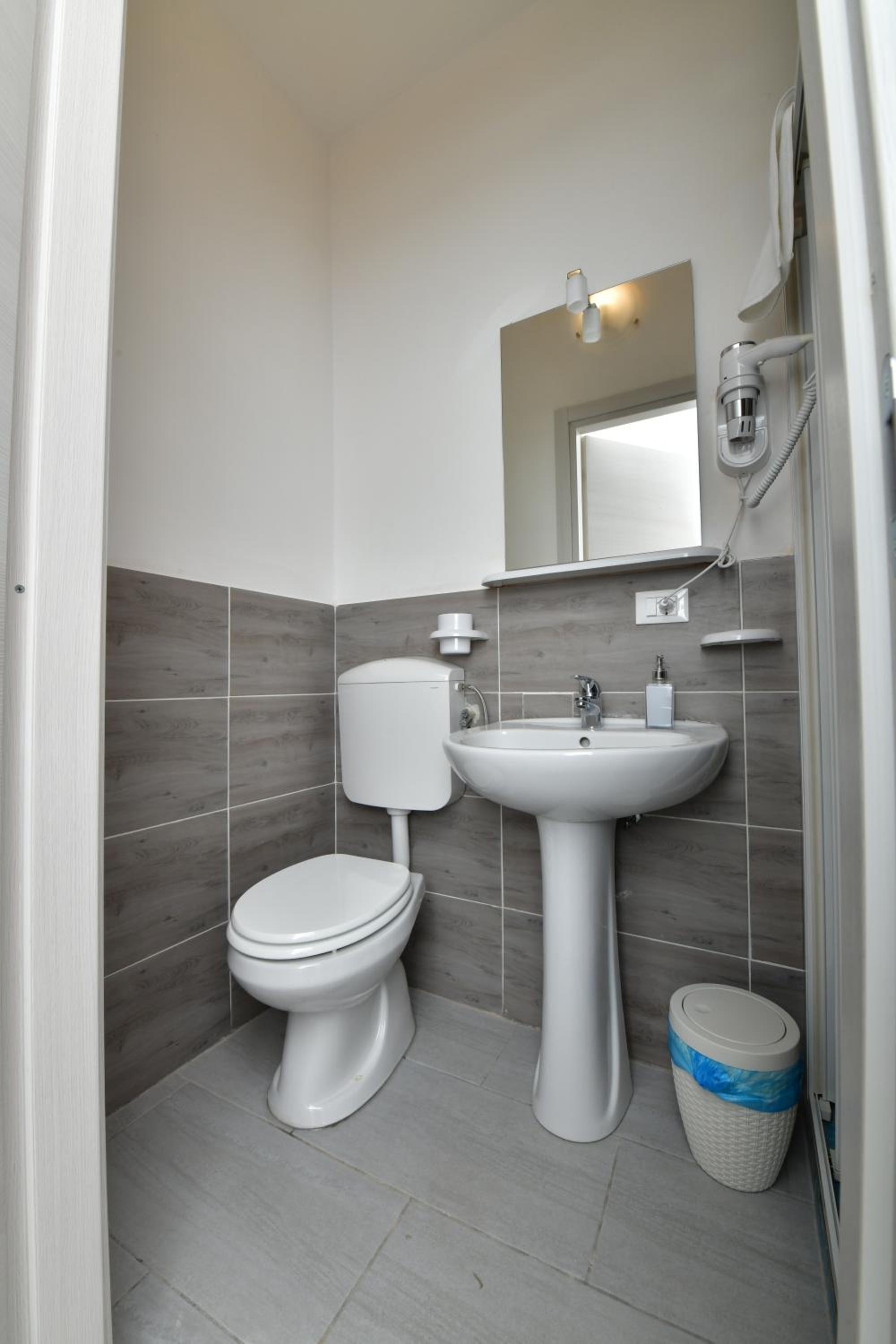 Twin Room with Private Bathroom - Photo 3
