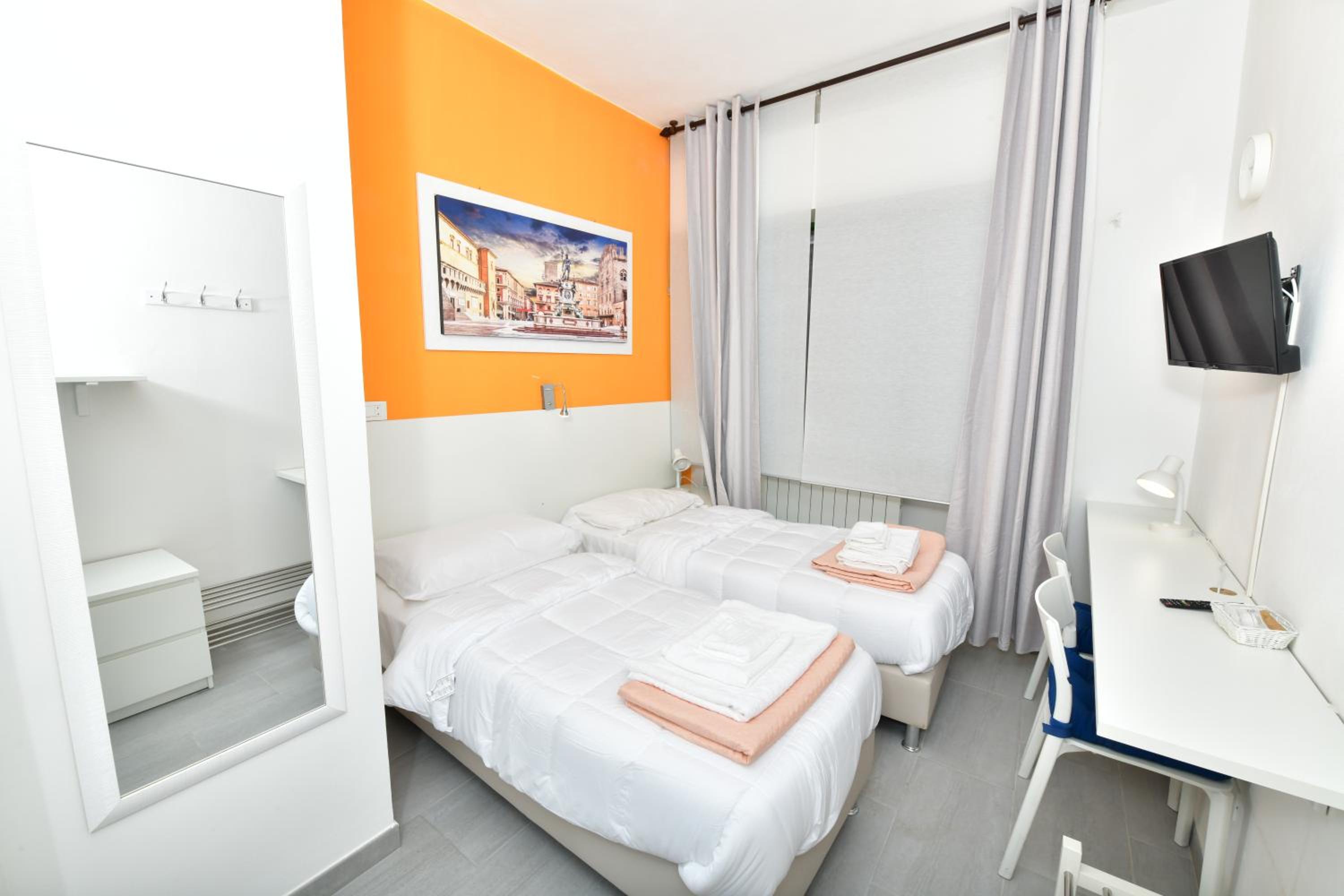 Twin Room with Private Bathroom - Photo 8