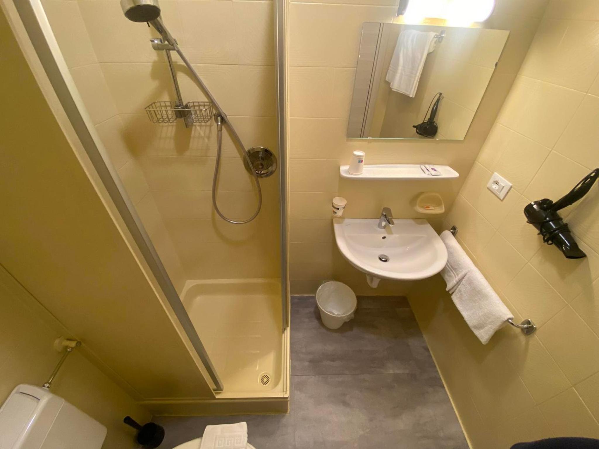 Double Room with Balcony - Photo 21