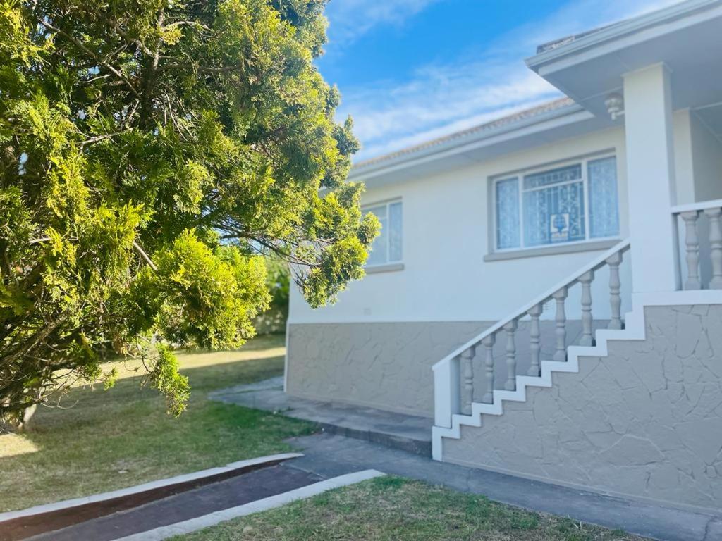 Five-Bedroom House photo 2