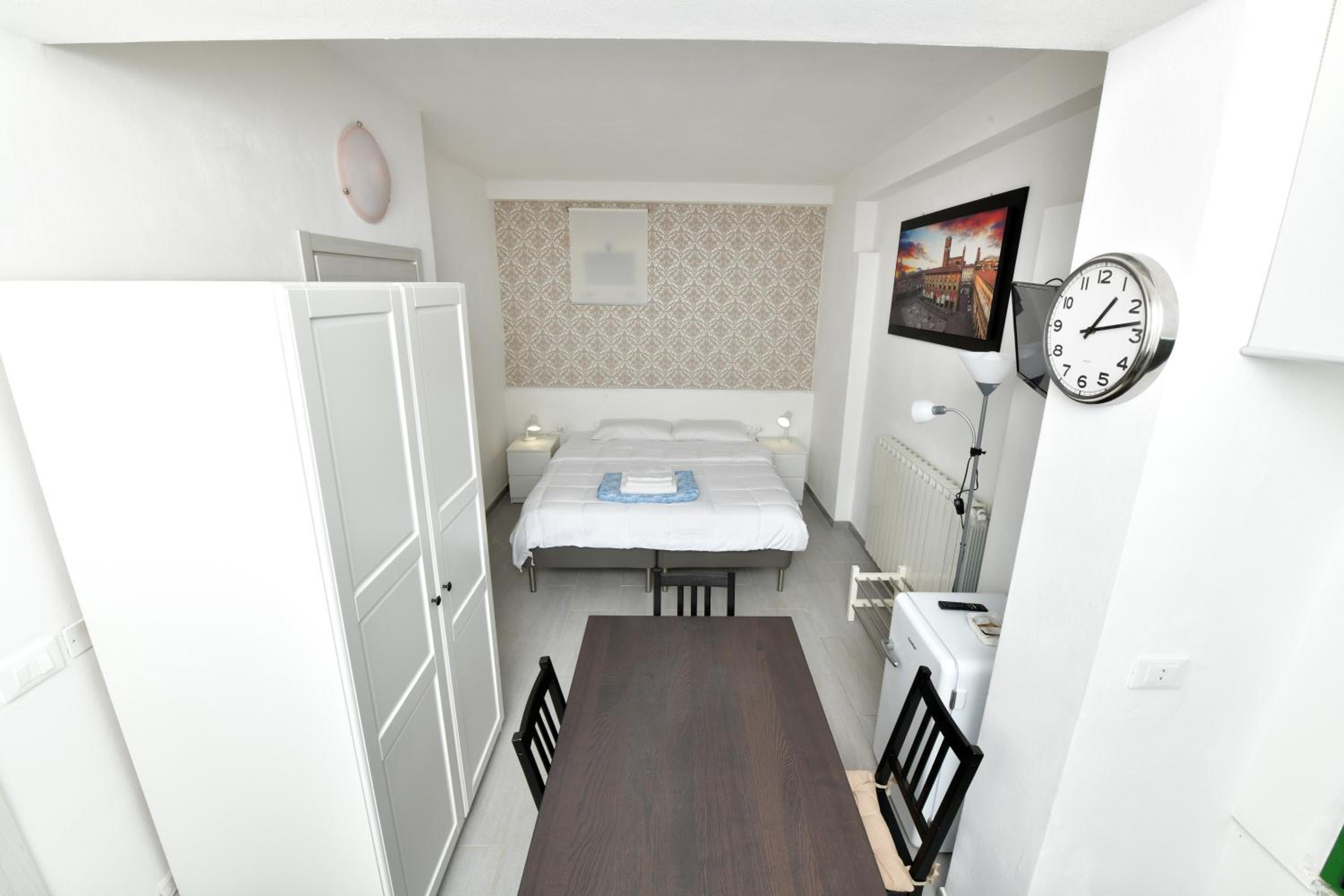 Family Room with Private Bathroom - Photo 18