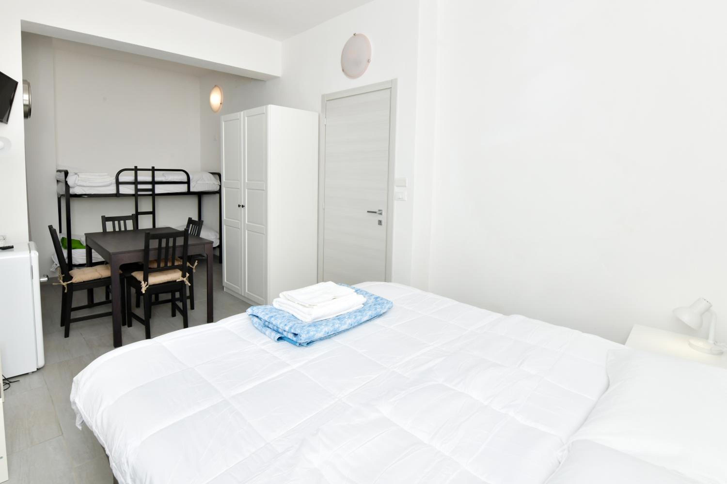 Family Room with Private Bathroom - Photo 17