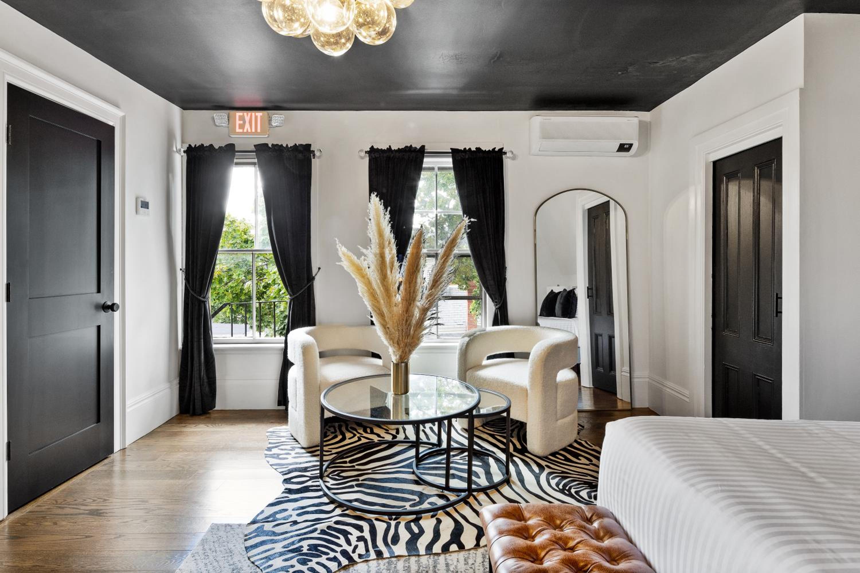 Deluxe Queen Suite