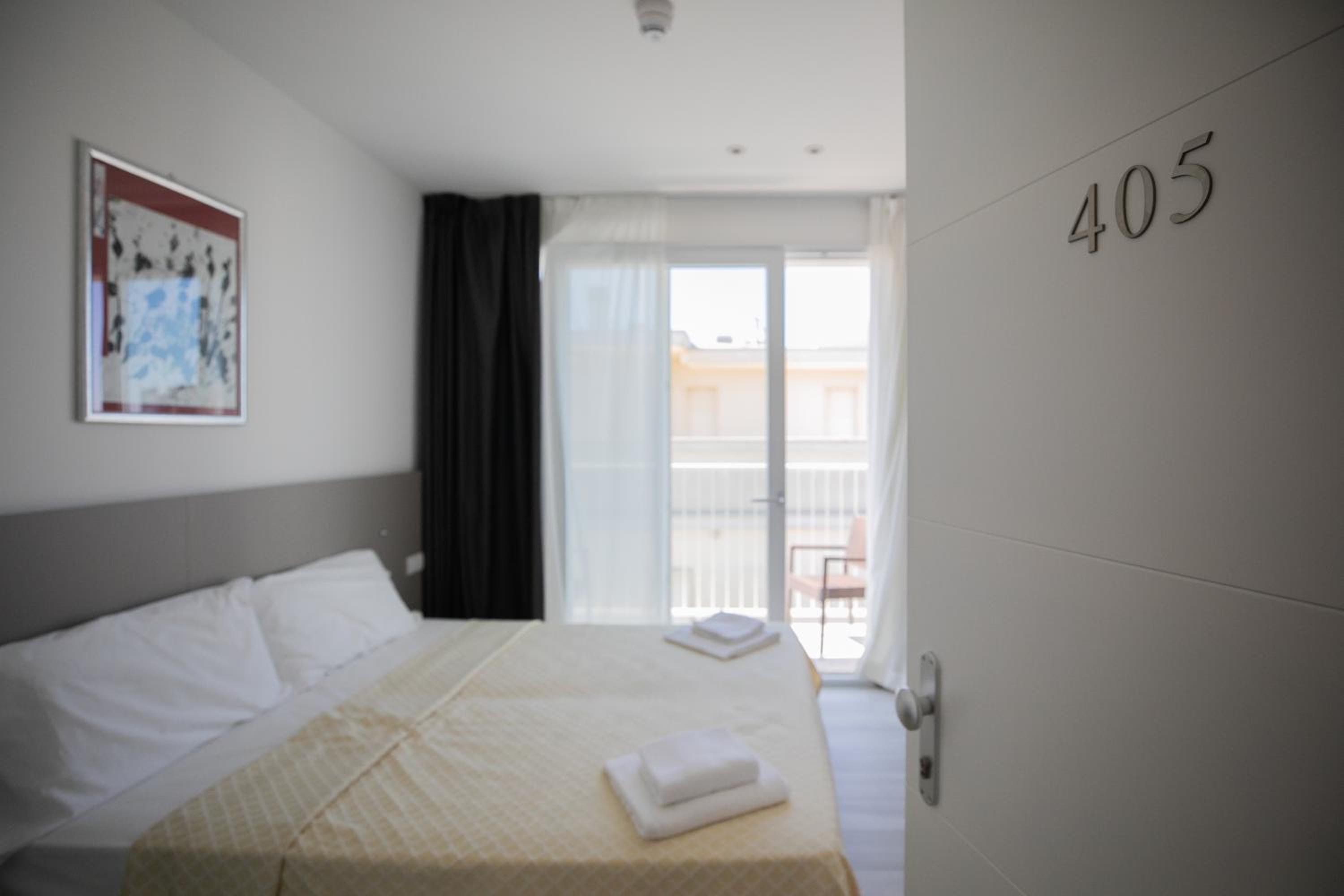Deluxe Double Room with Side Sea View - Photo 10