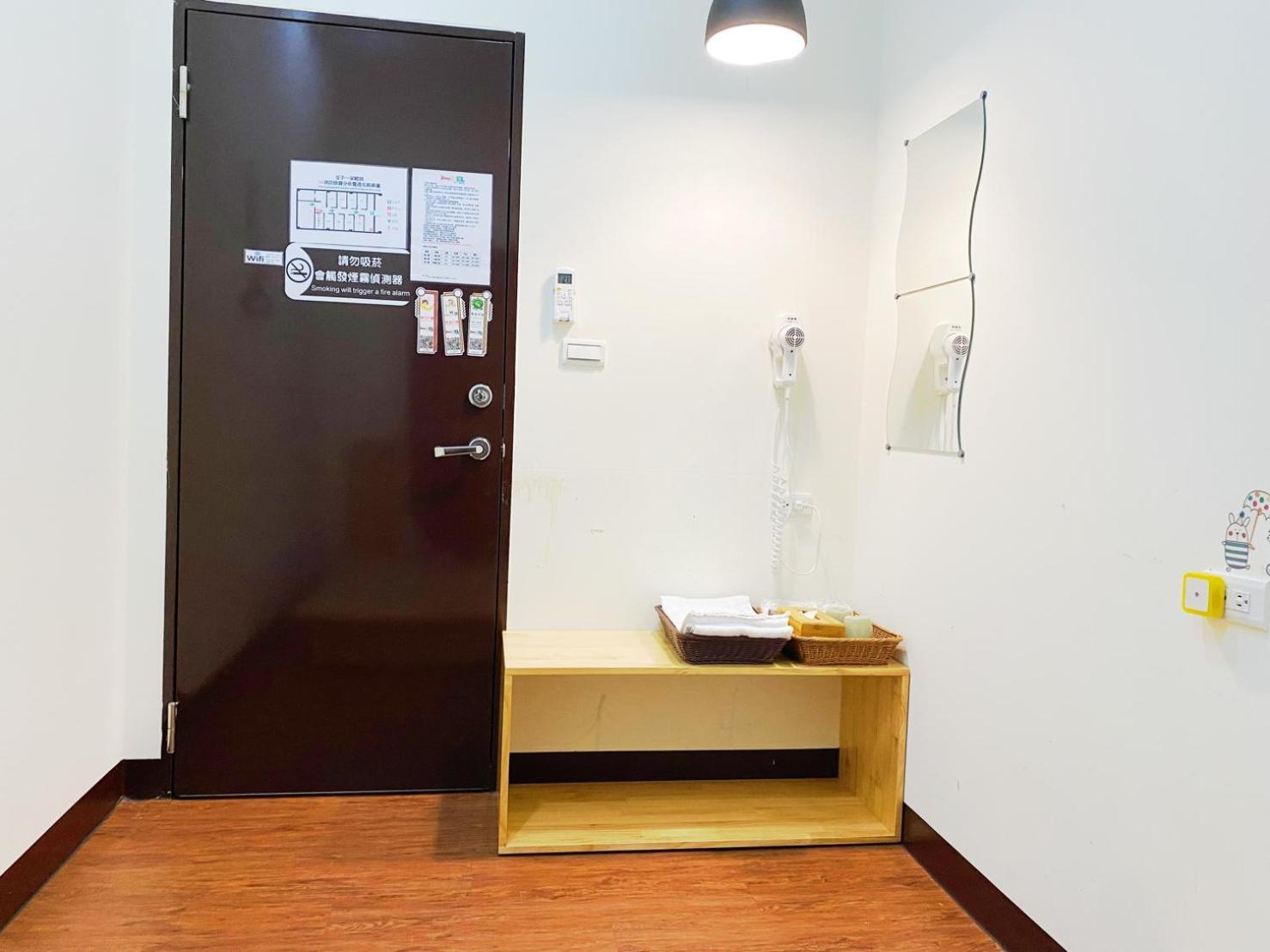 Double Room with Shared Bathroom photo 2