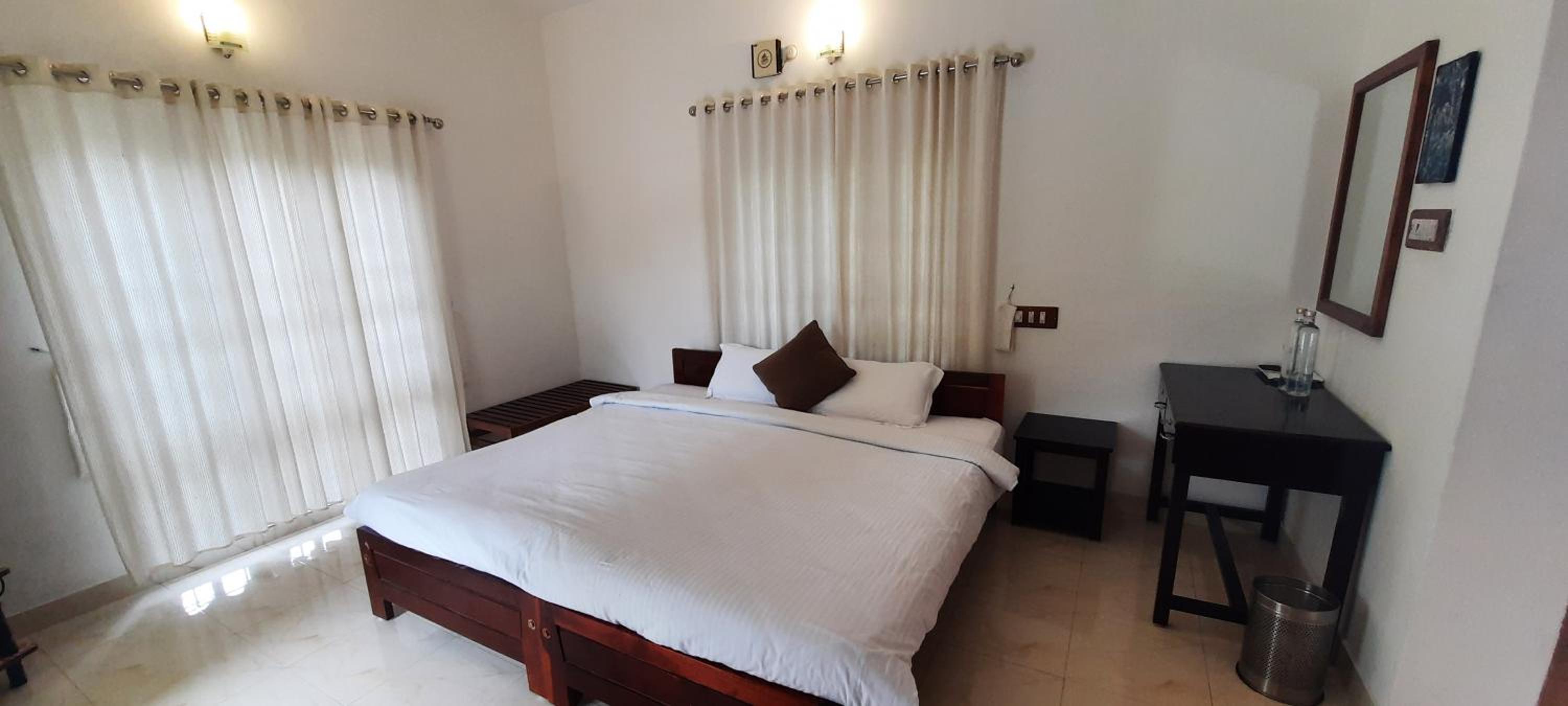 Deluxe Double Room - Photo 11
