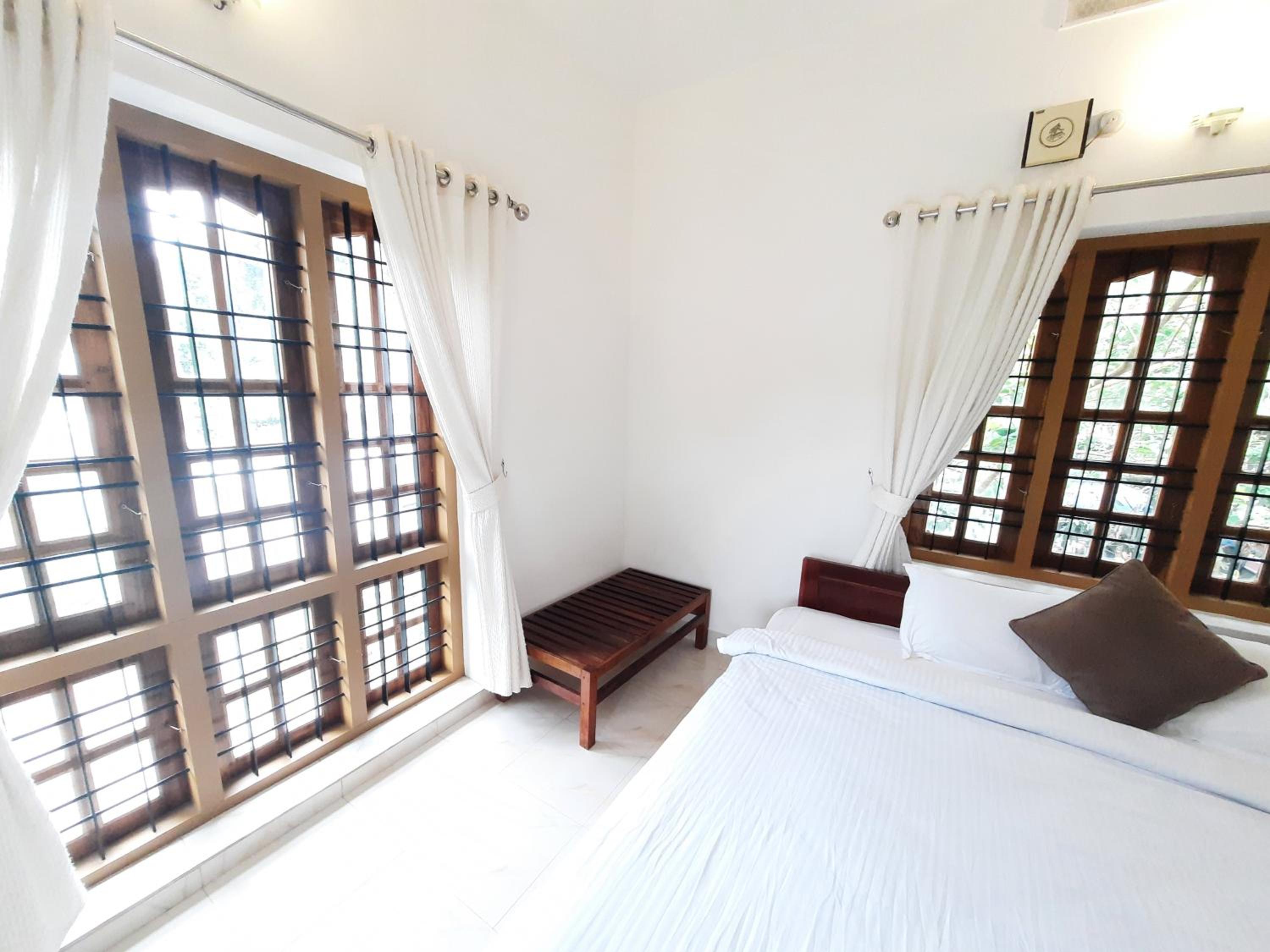 Deluxe Double Room - Photo 9