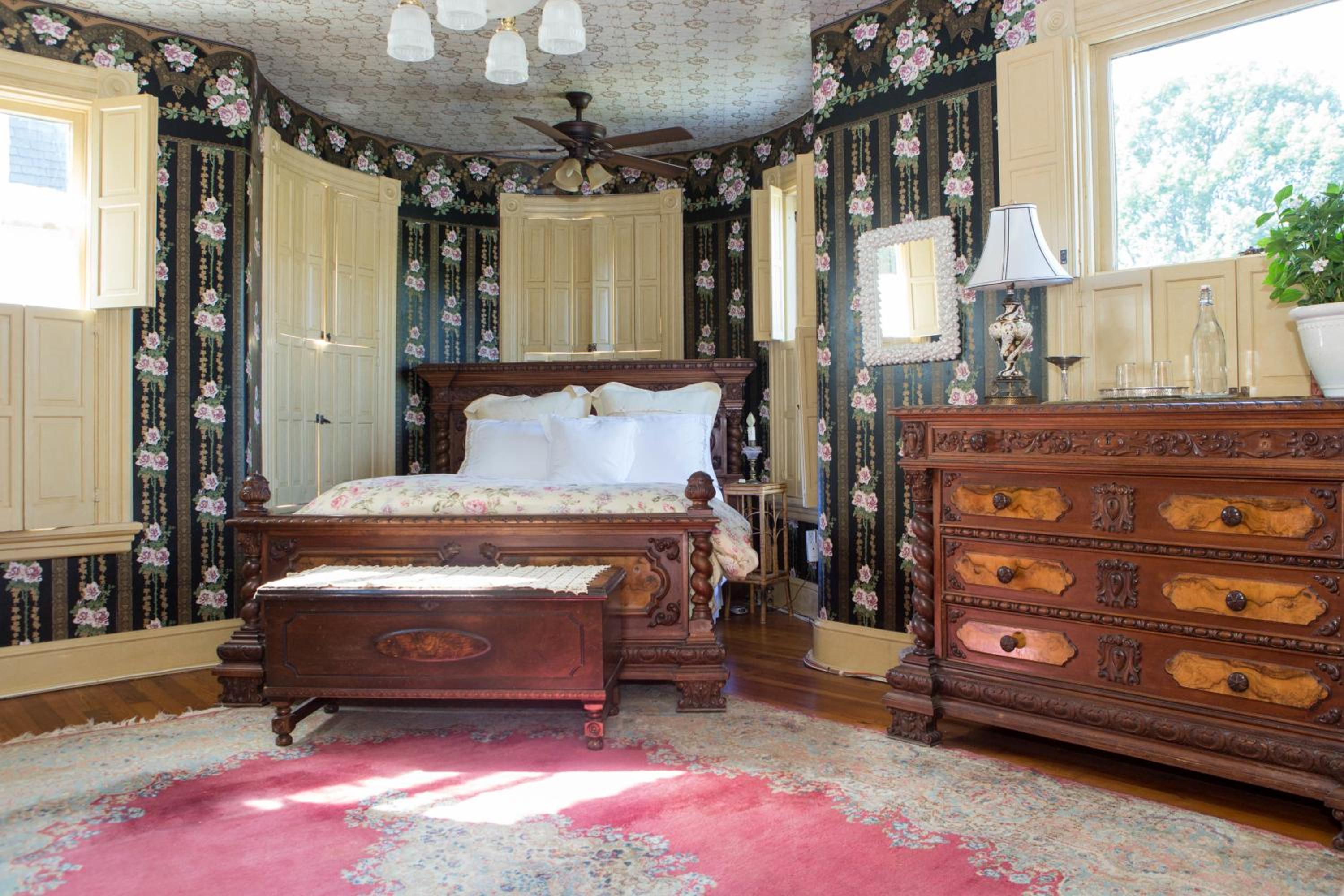 Superior Queen Room: Turret photo 2
