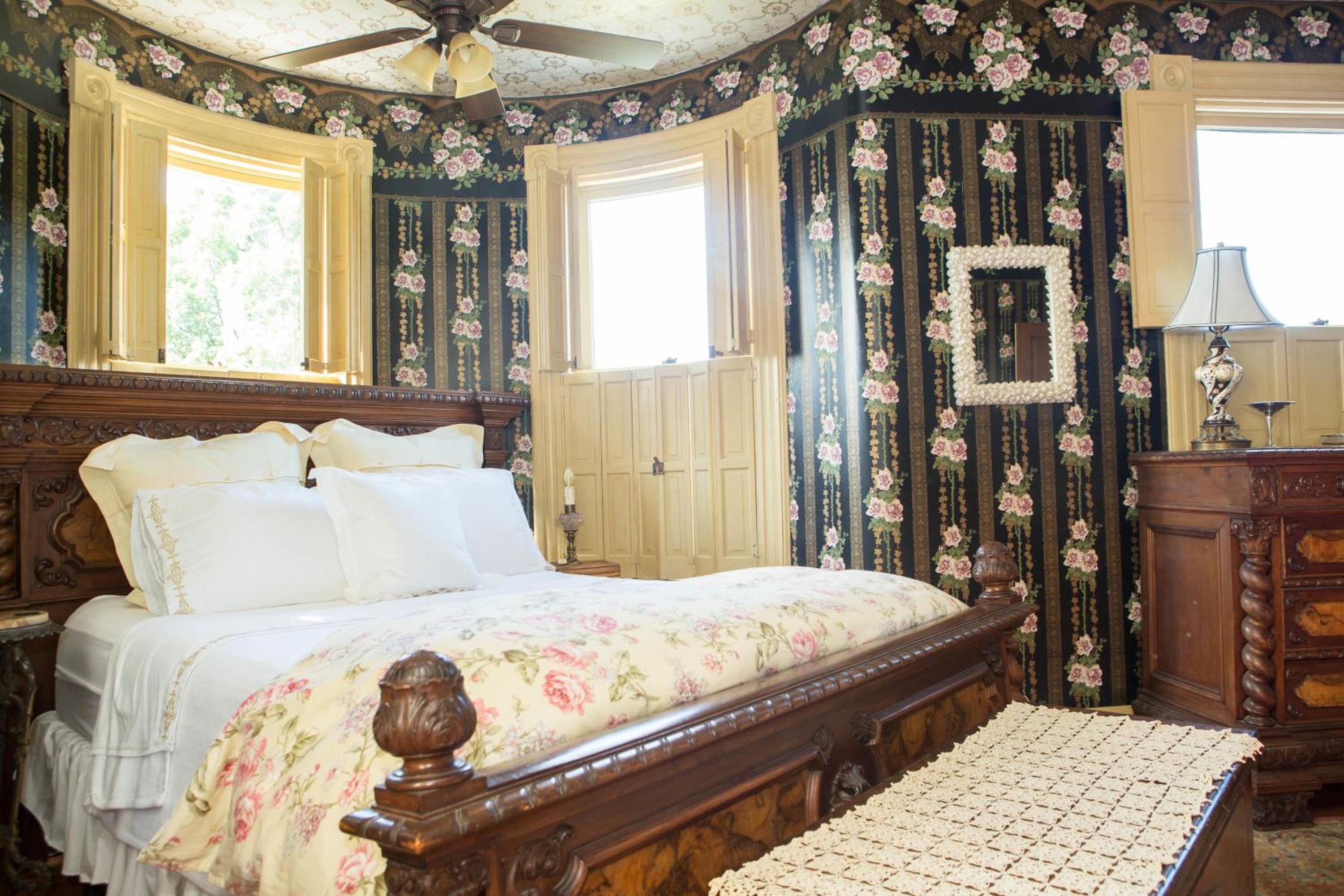Superior Queen Room: Turret photo 1