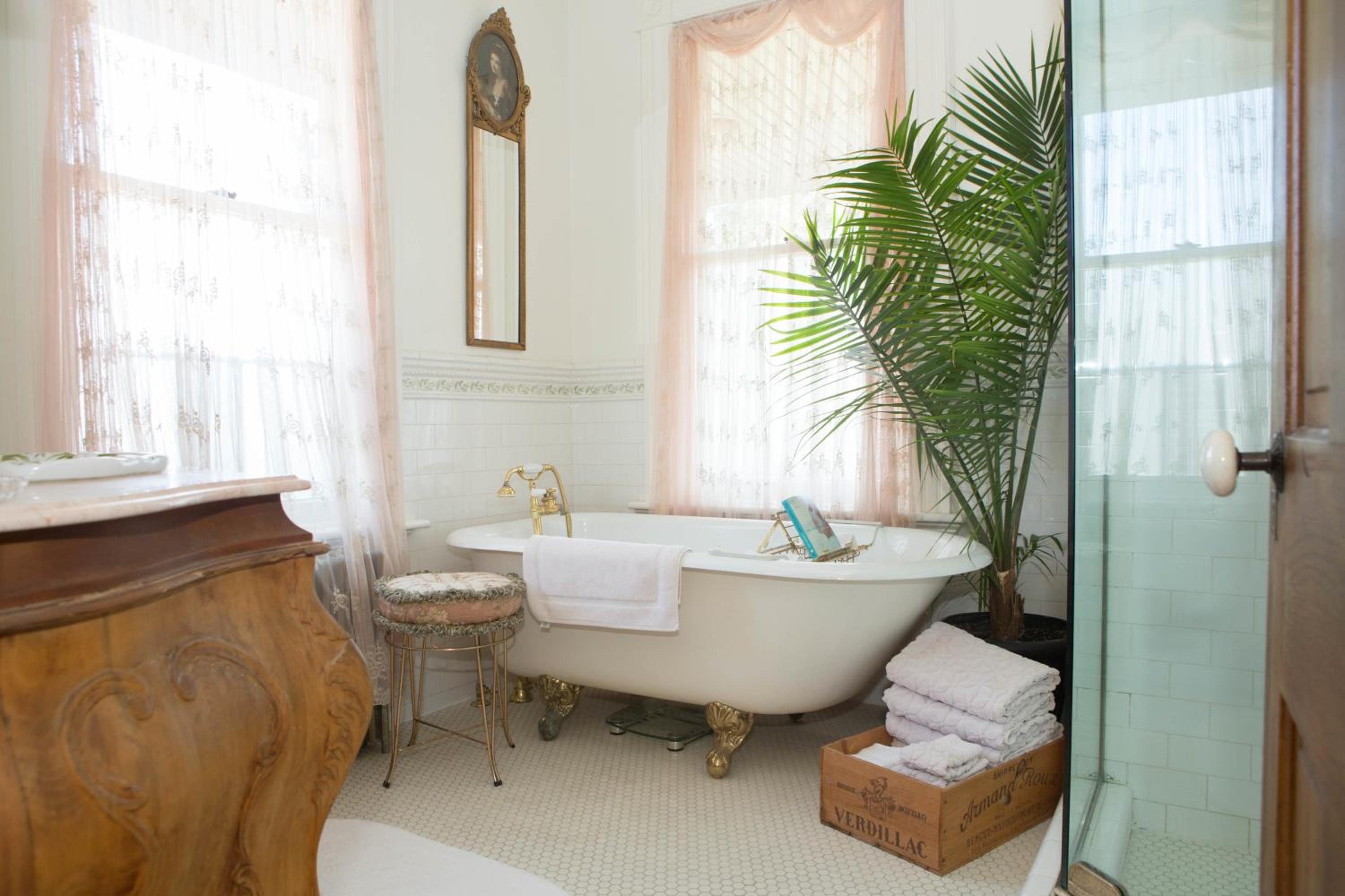 Deluxe Queen Room: Lace Room photo 2