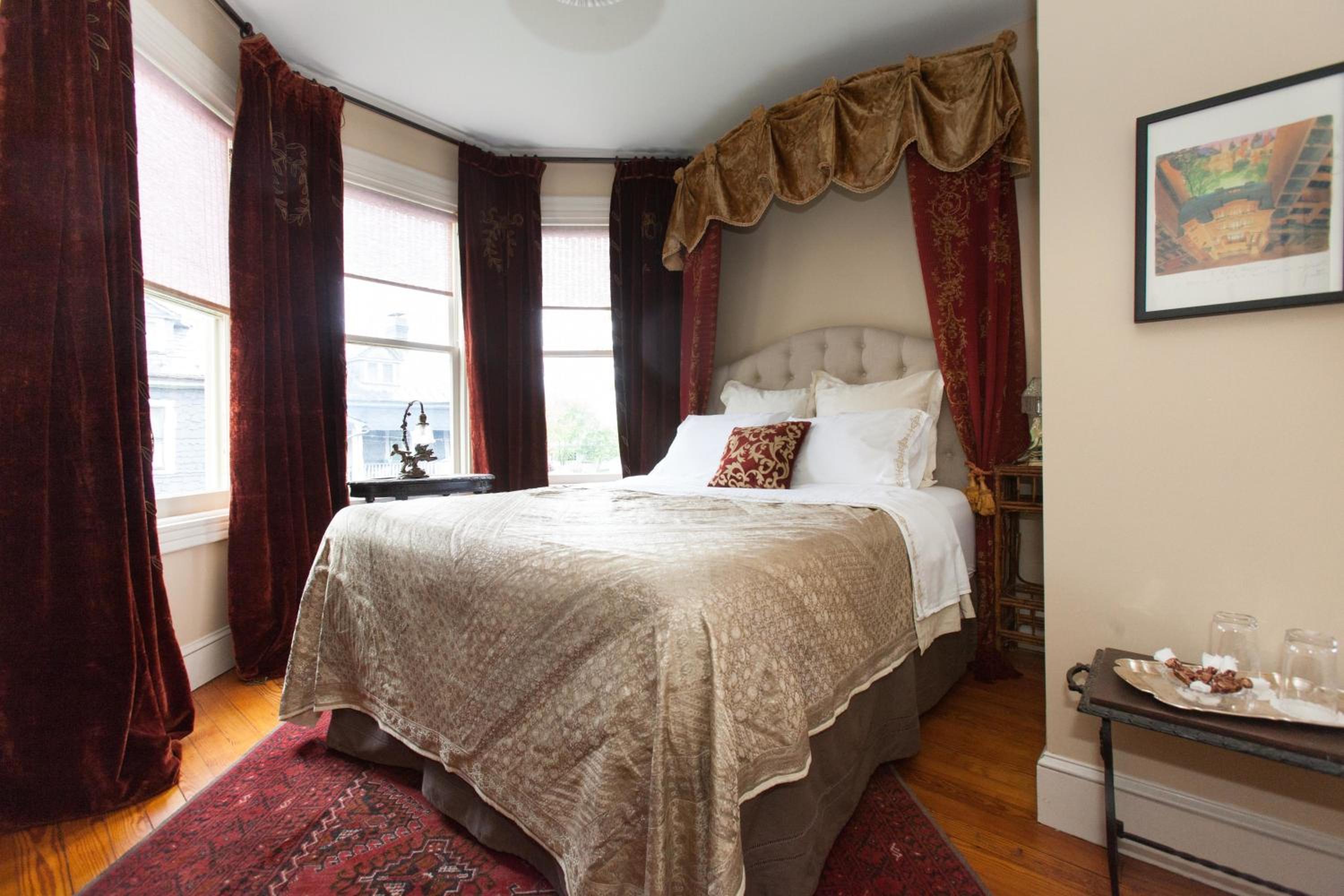 Deluxe Queen Room: The  Ross Room photo 1