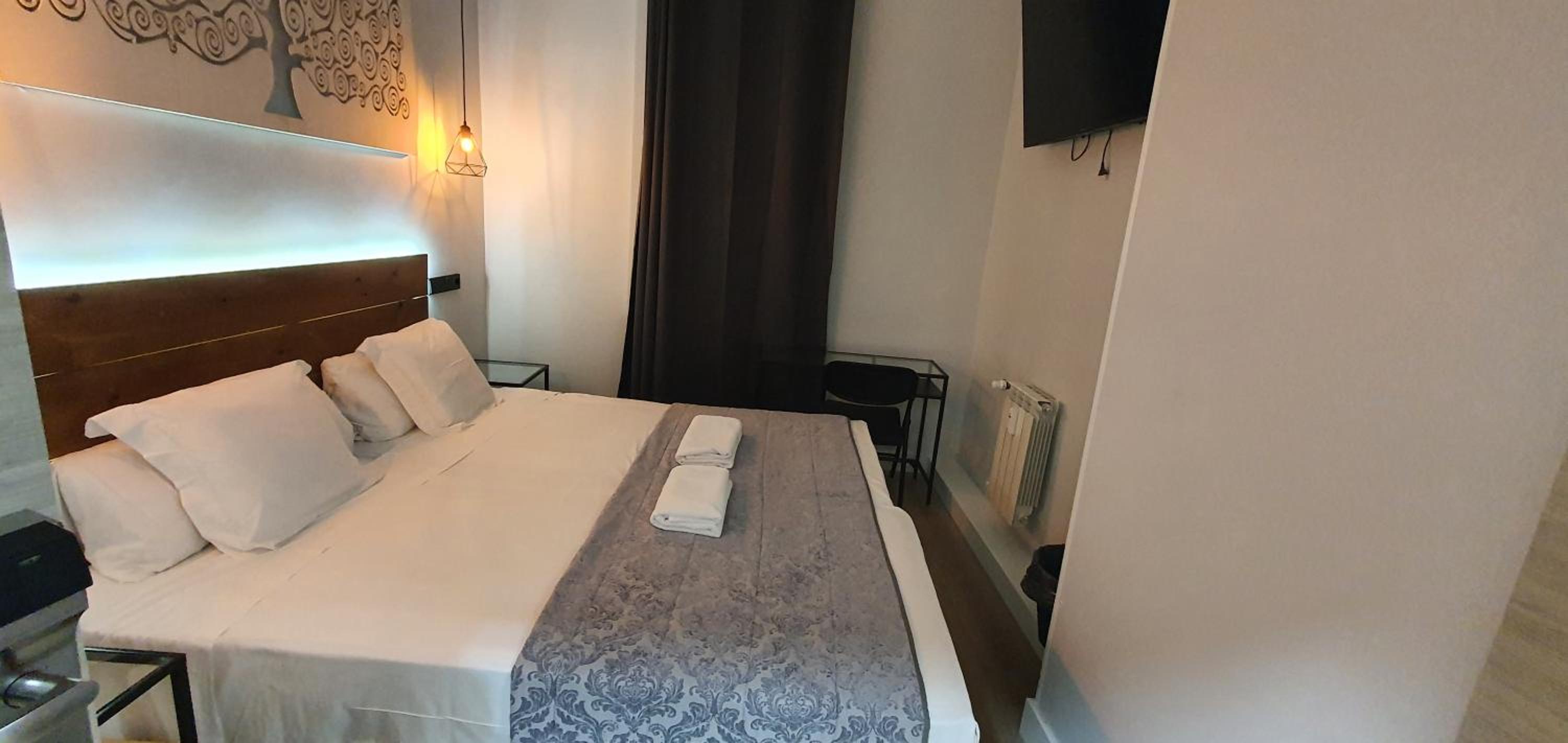 Double Room with Private Bathroom thumbnail 6