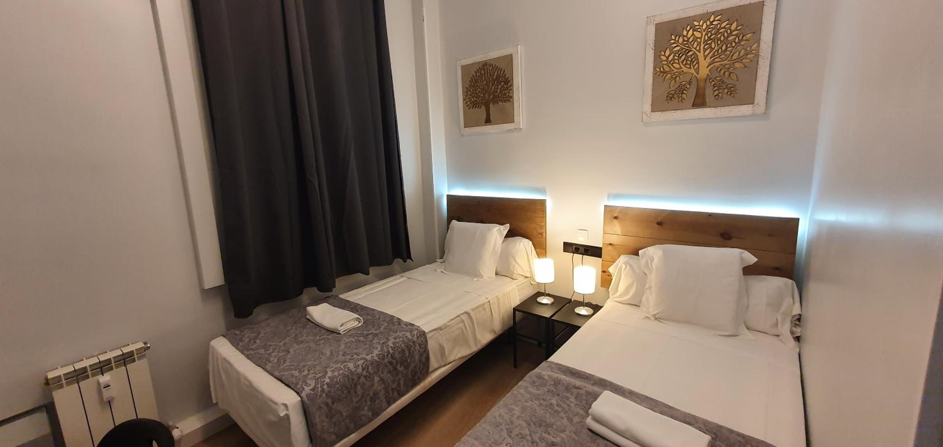 Twin Room with Private Bathroom thumbnail 5