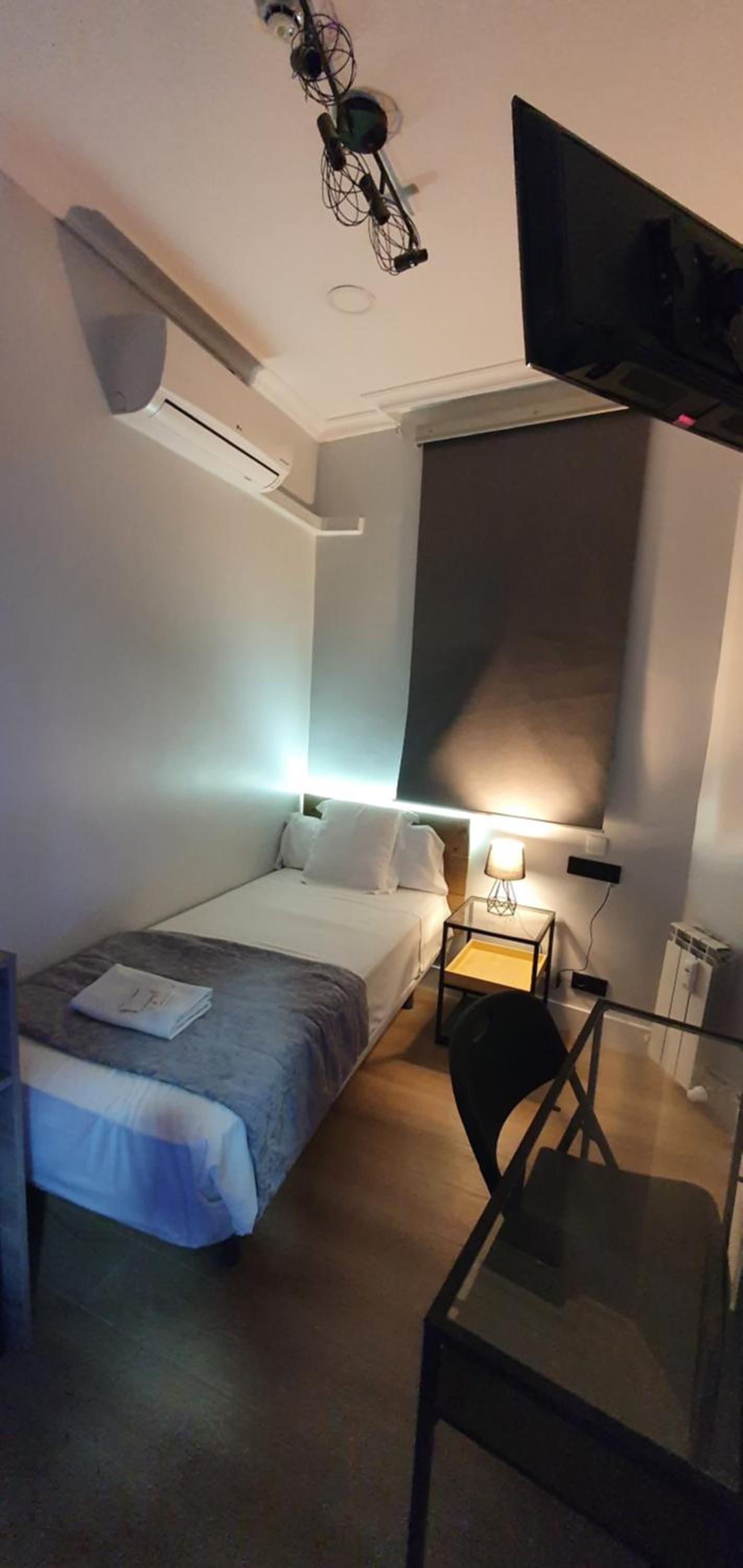 Single Room with Private Bathroom thumbnail 5