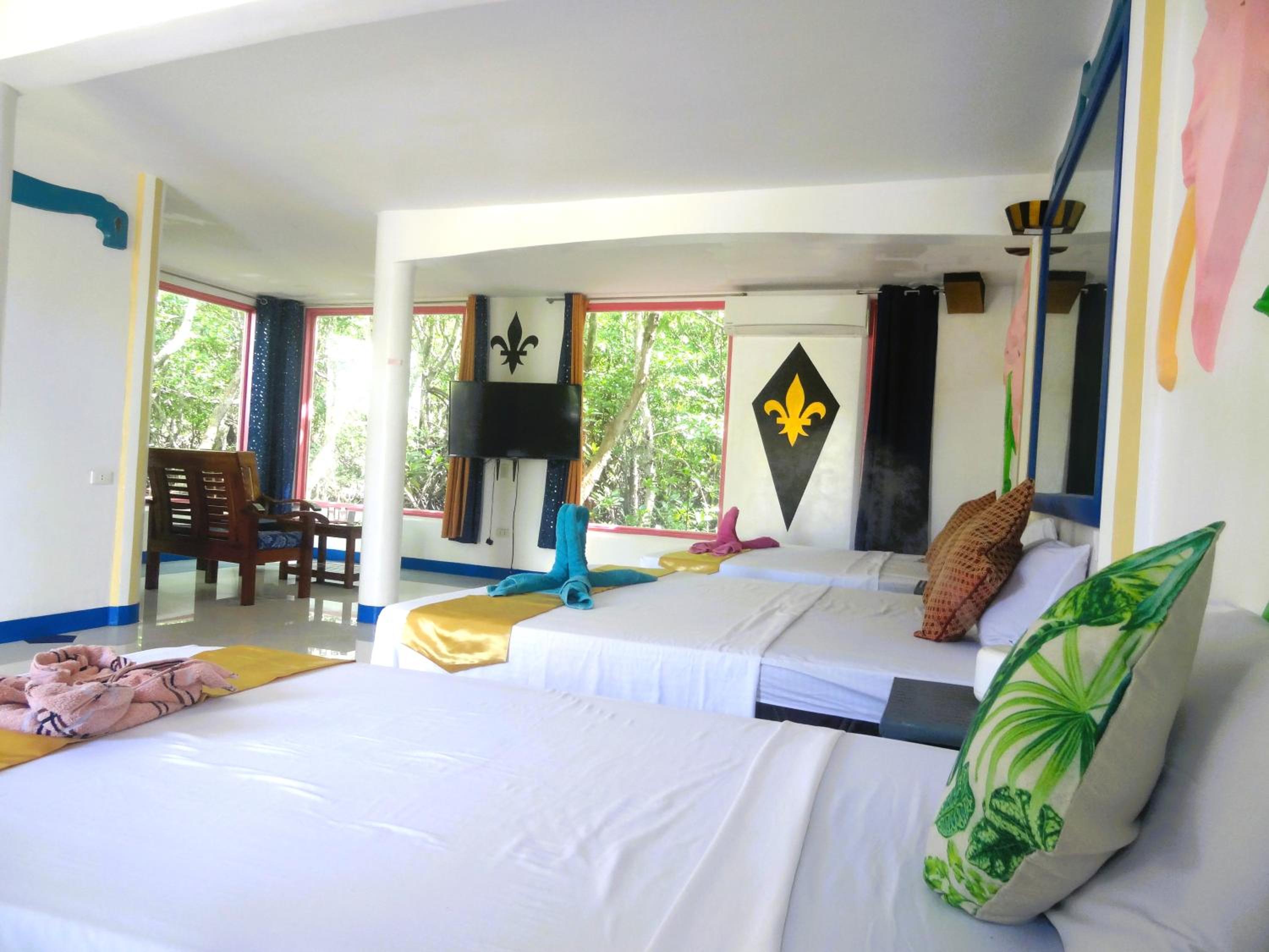 Family Room with Private Bathroom - Photo 6