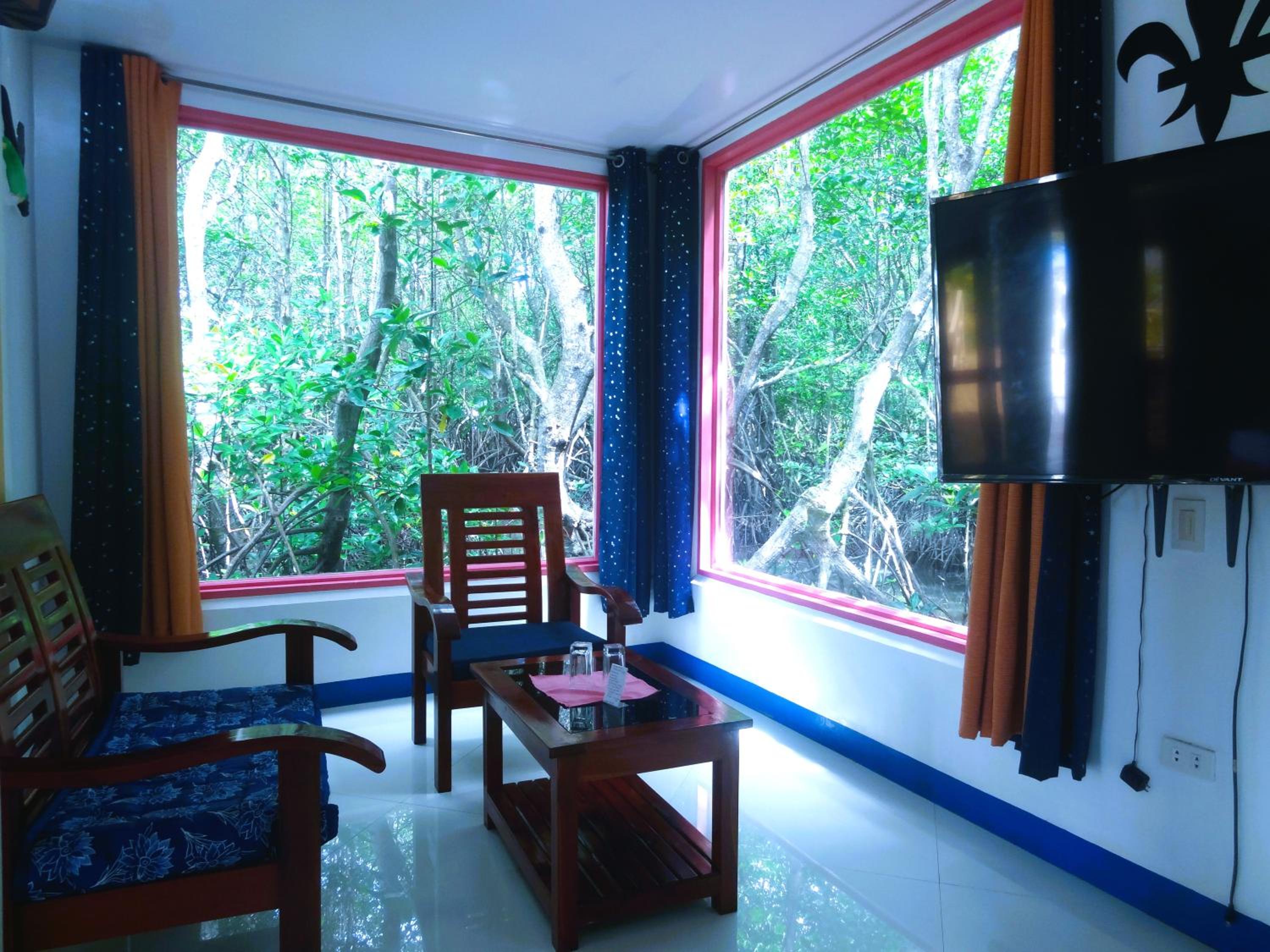 Family Room with Private Bathroom - Photo 3