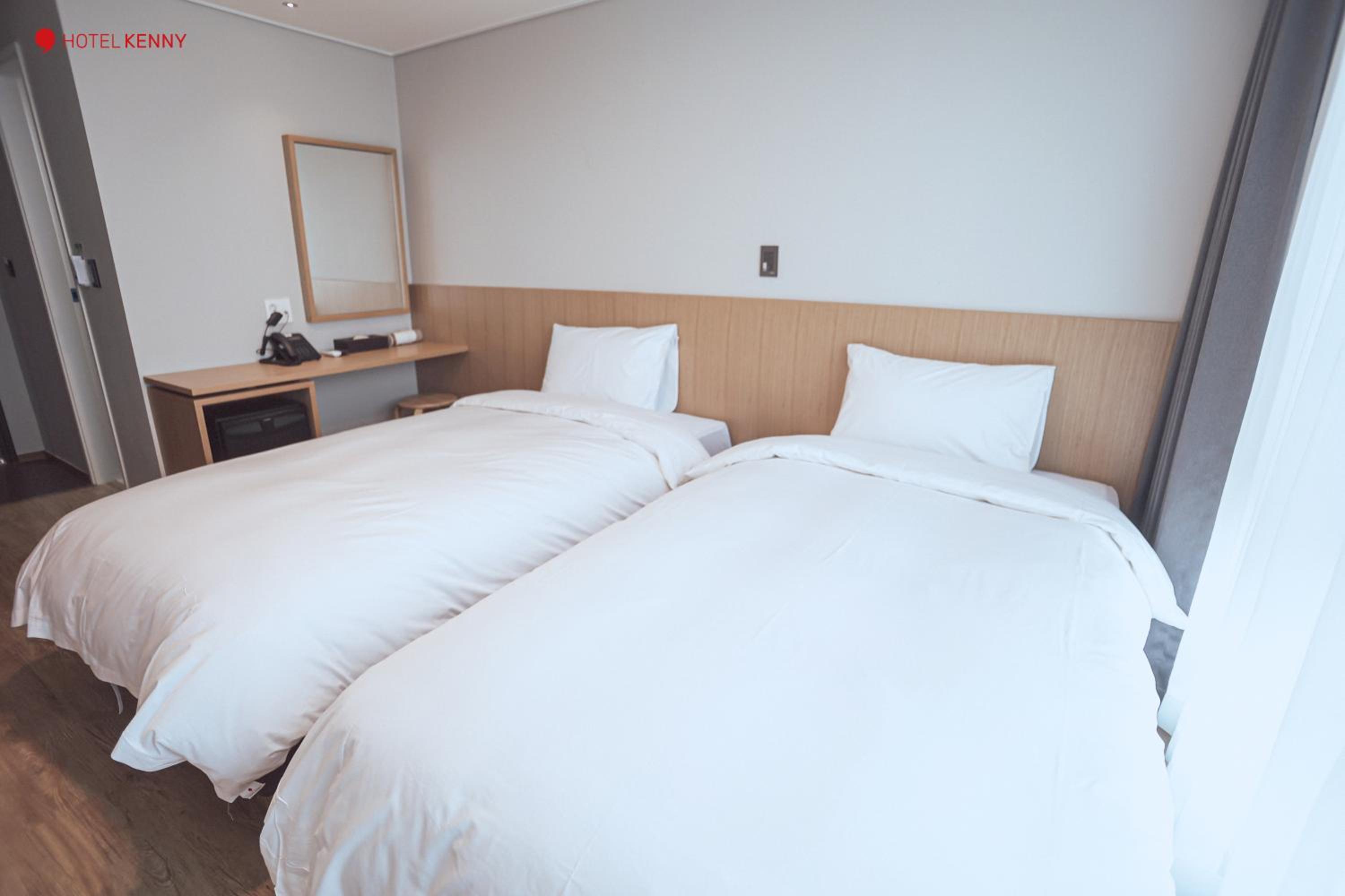 Standard Twin Room with Ocean View - Photo 4