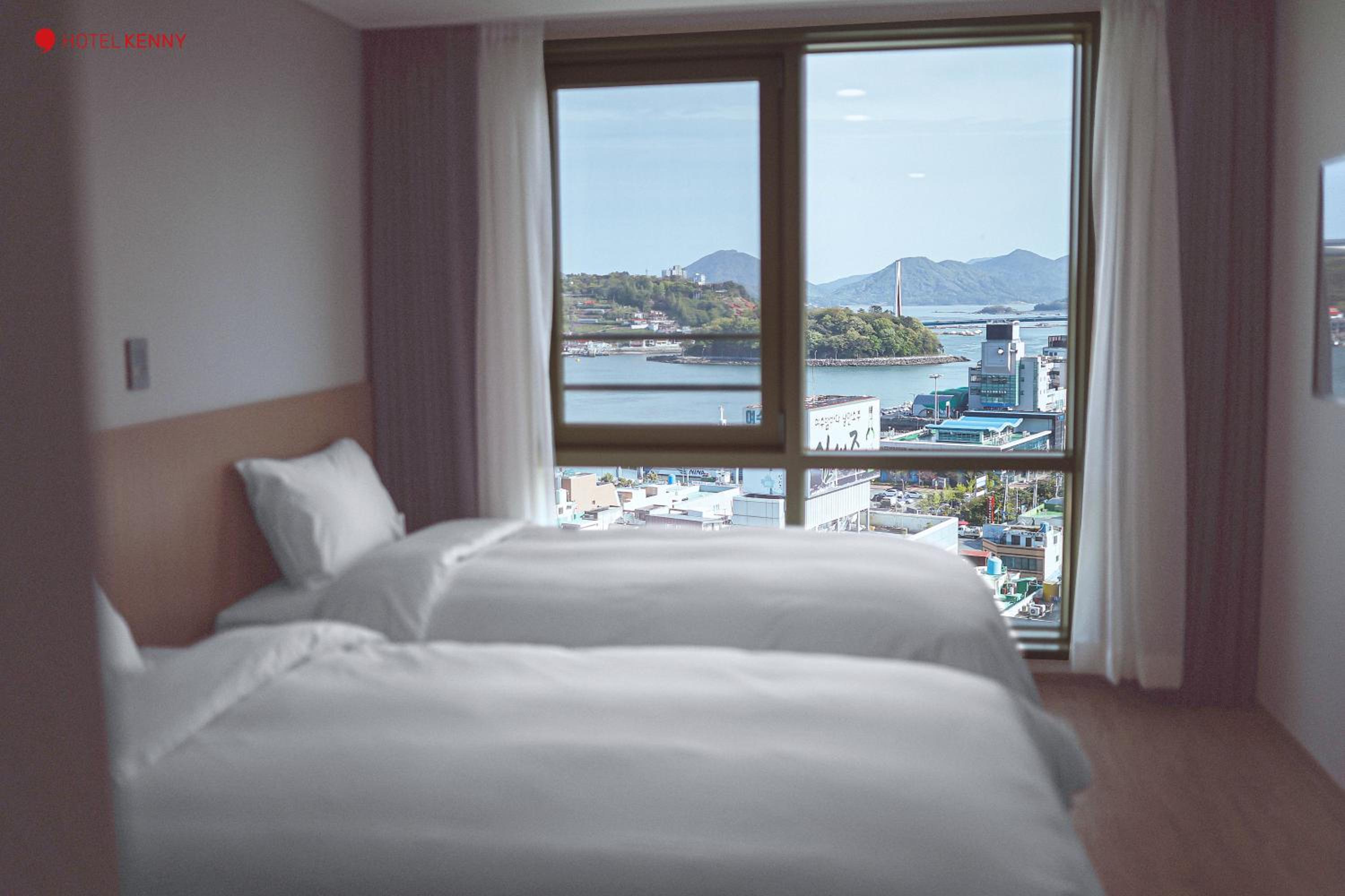 Standard Twin Room with Ocean View - Photo 3