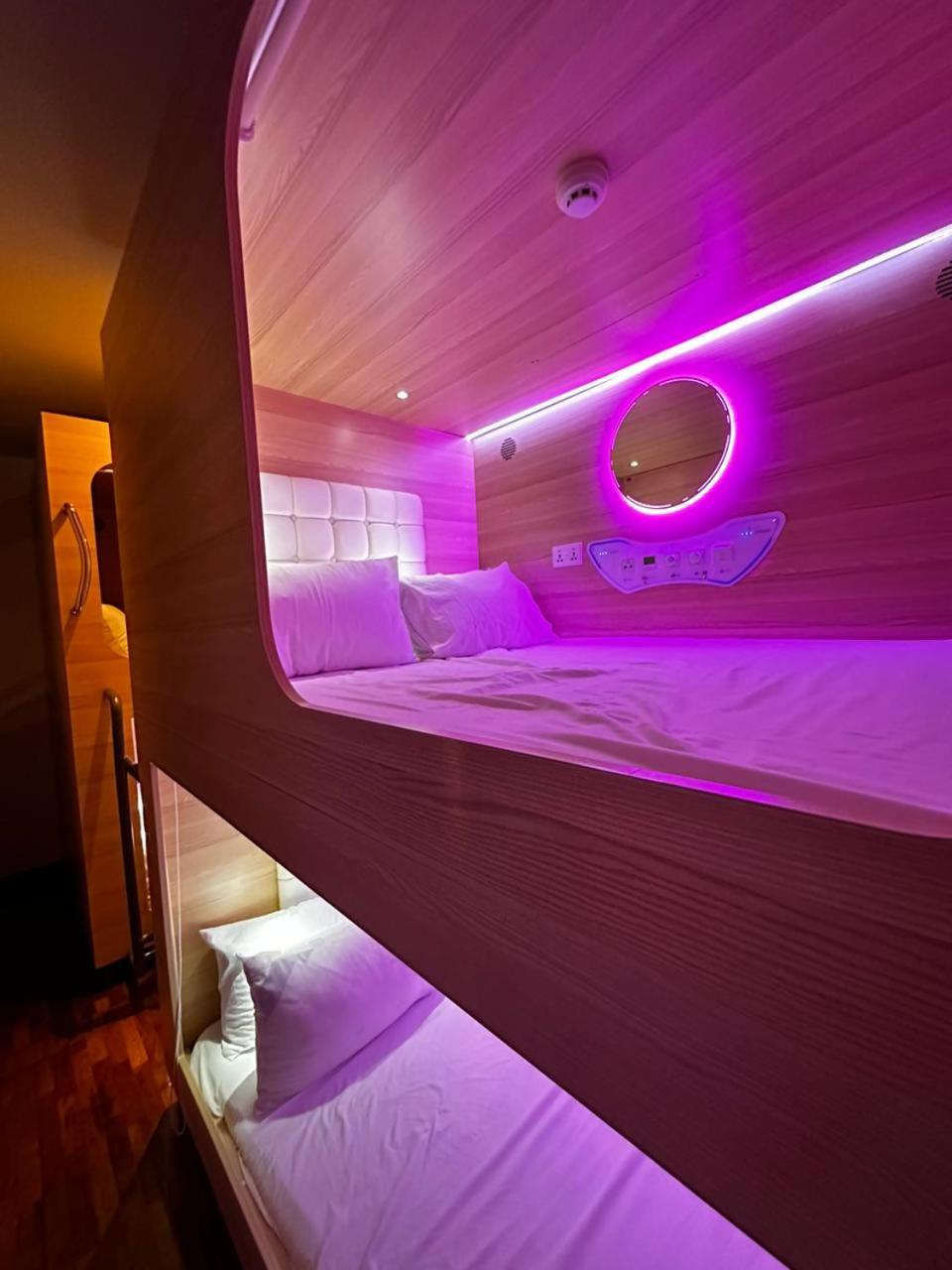 Private Room (4 Queen Pods + Bathroom) photo 2