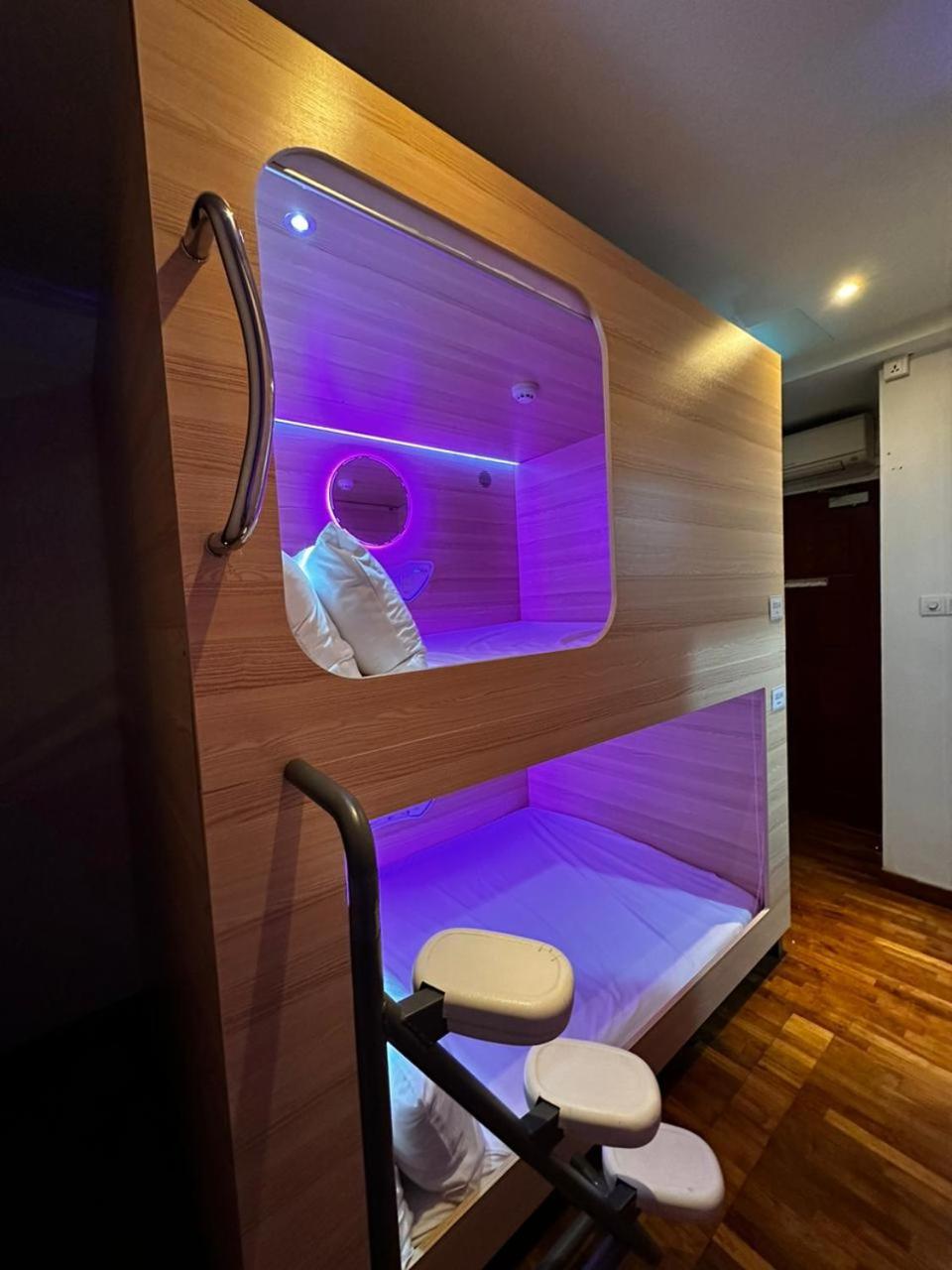 Private Room (4 Queen Pods + Bathroom) photo 3
