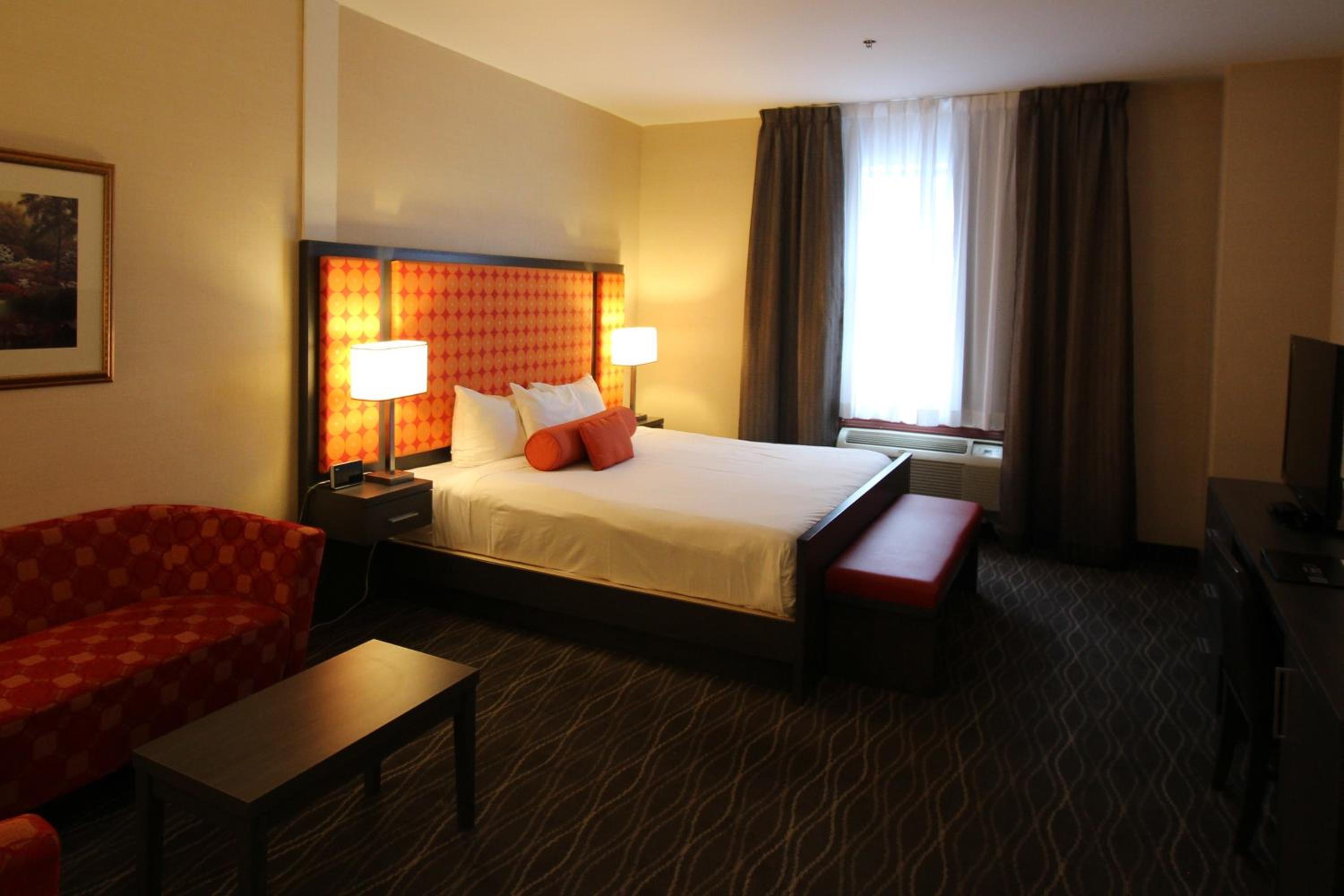 Deluxe King Suite photo 3