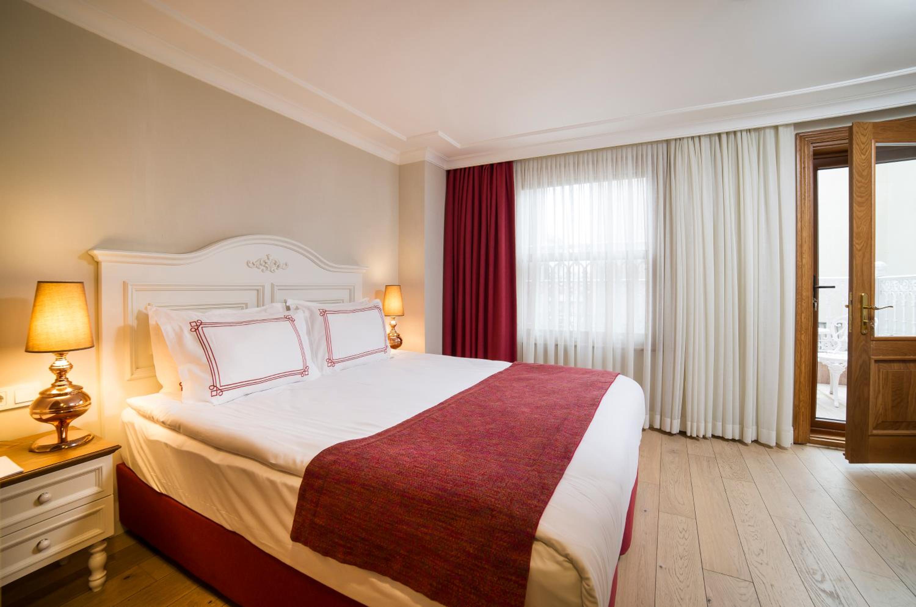 Deluxe Double Room with Balcony photo 2