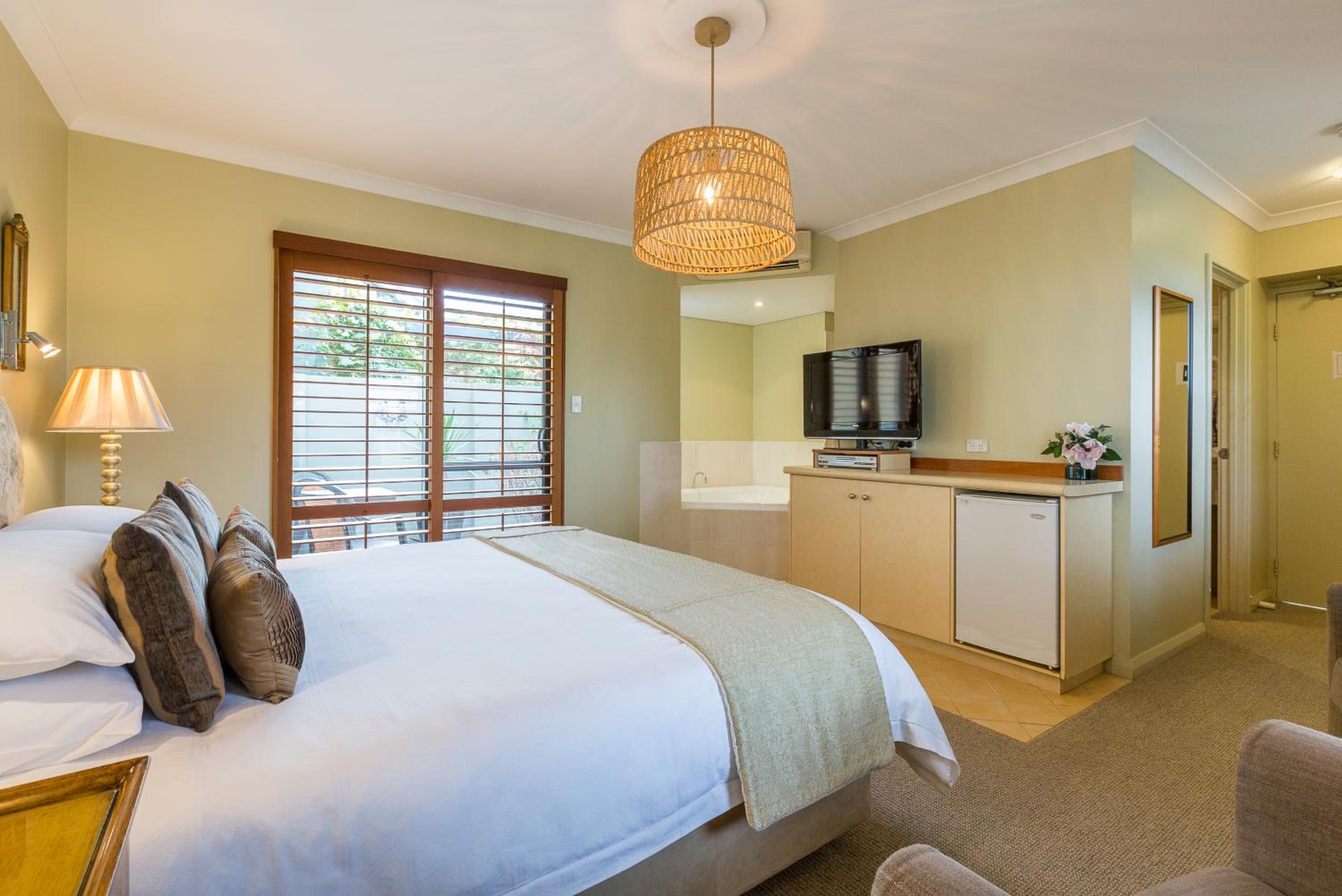 Colonnade King with Spa Bath - Photo 10