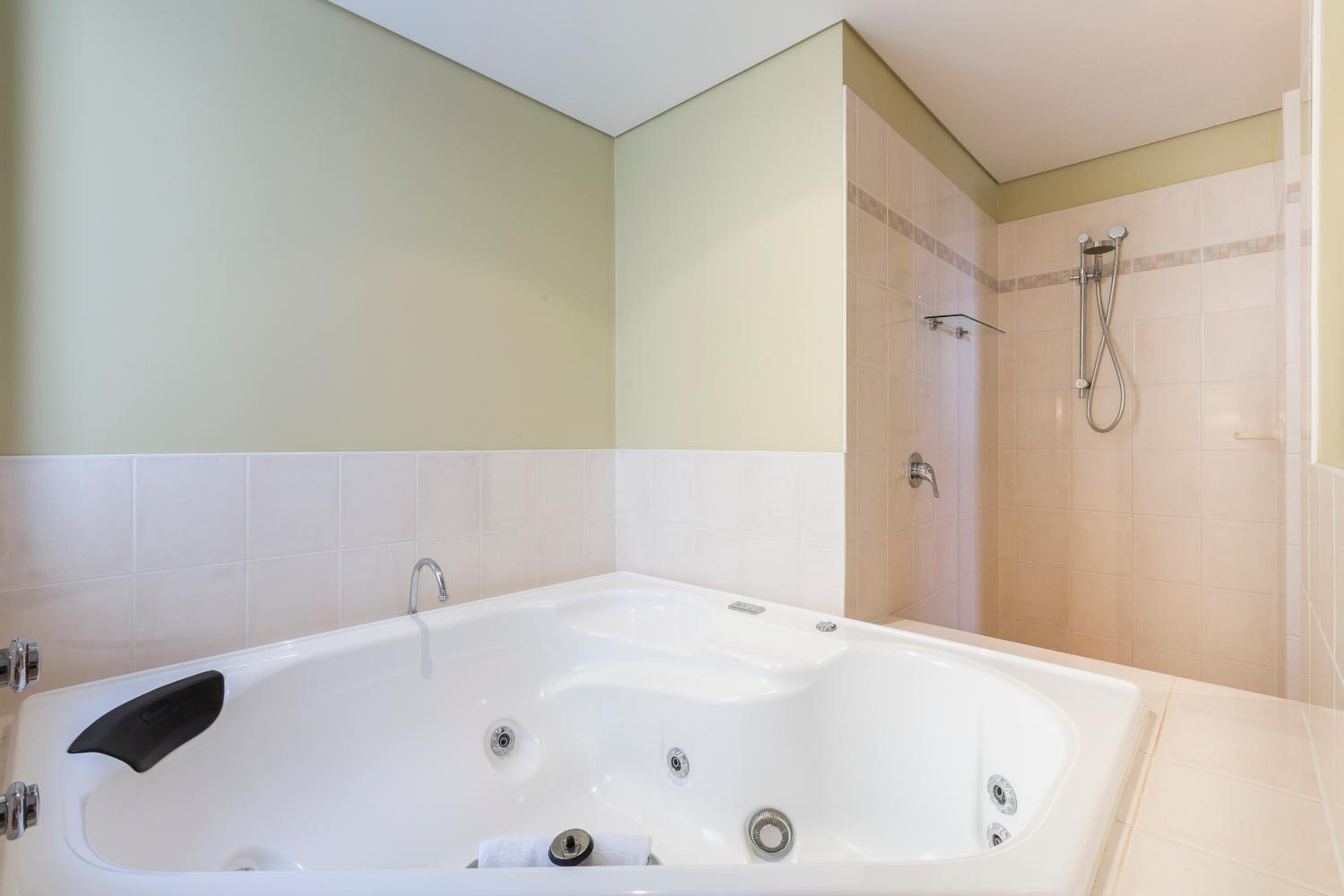 Colonnade King with Spa Bath - Photo 13