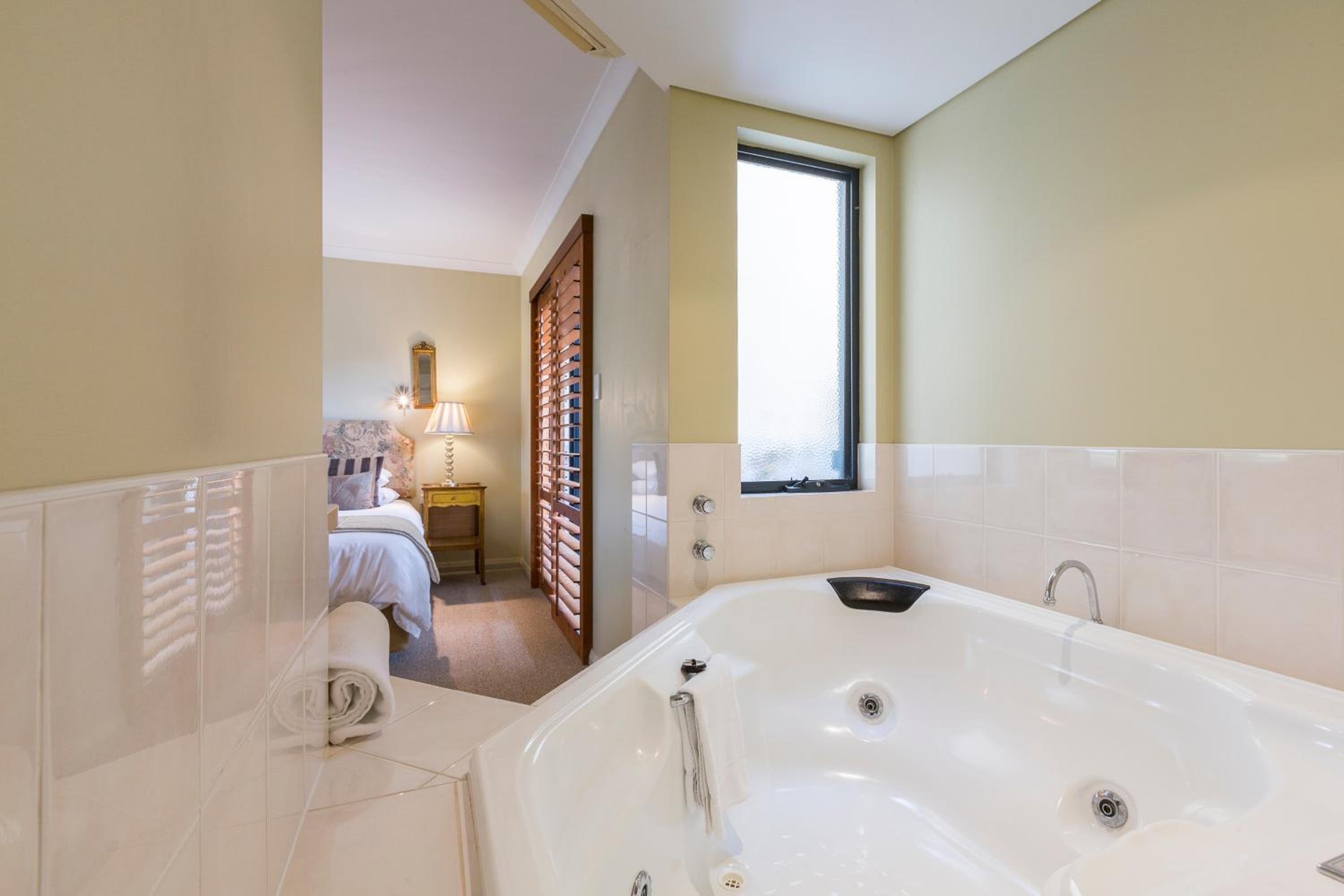Colonnade King with Spa Bath - Photo 11