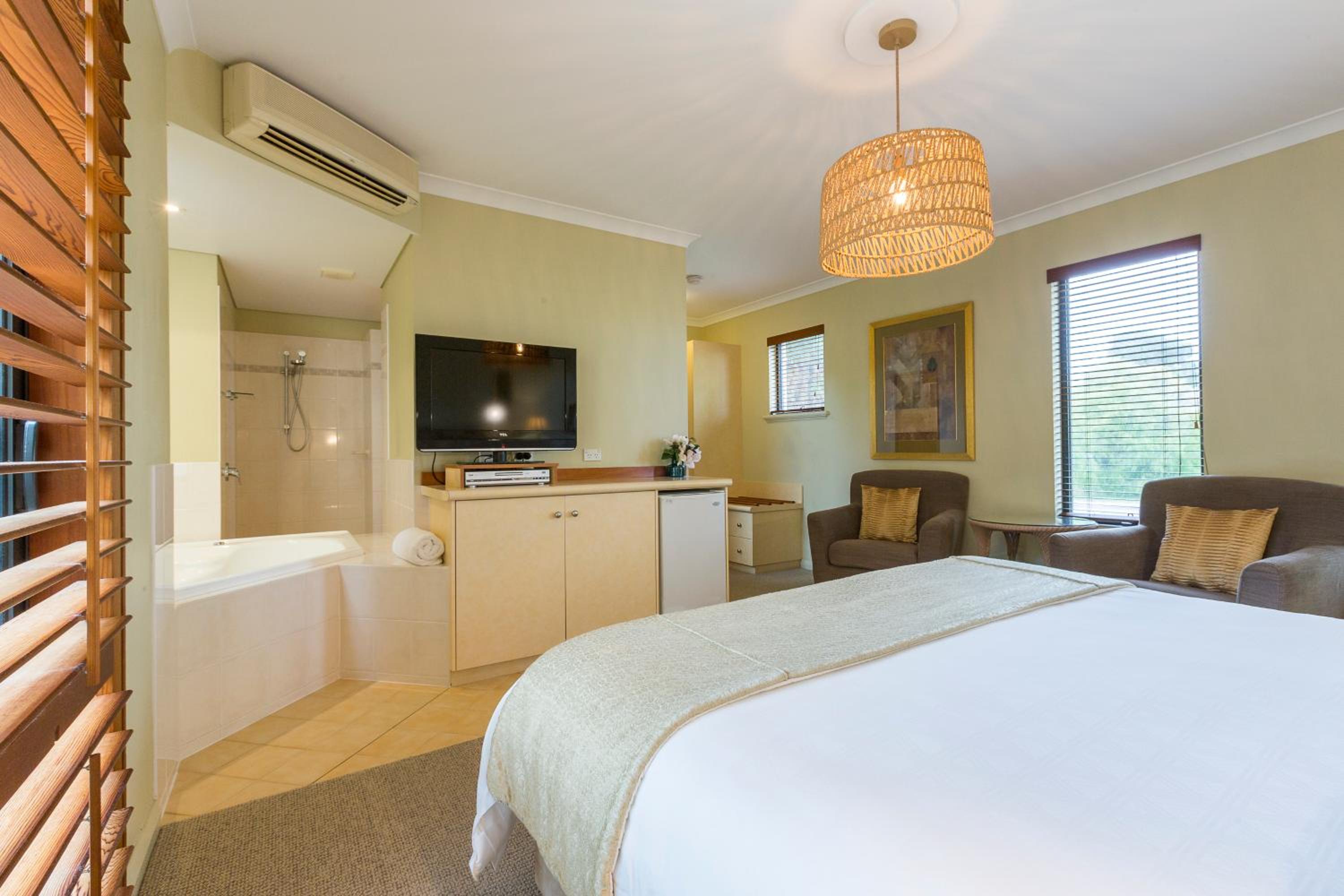 Colonnade King with Spa Bath - Photo 3