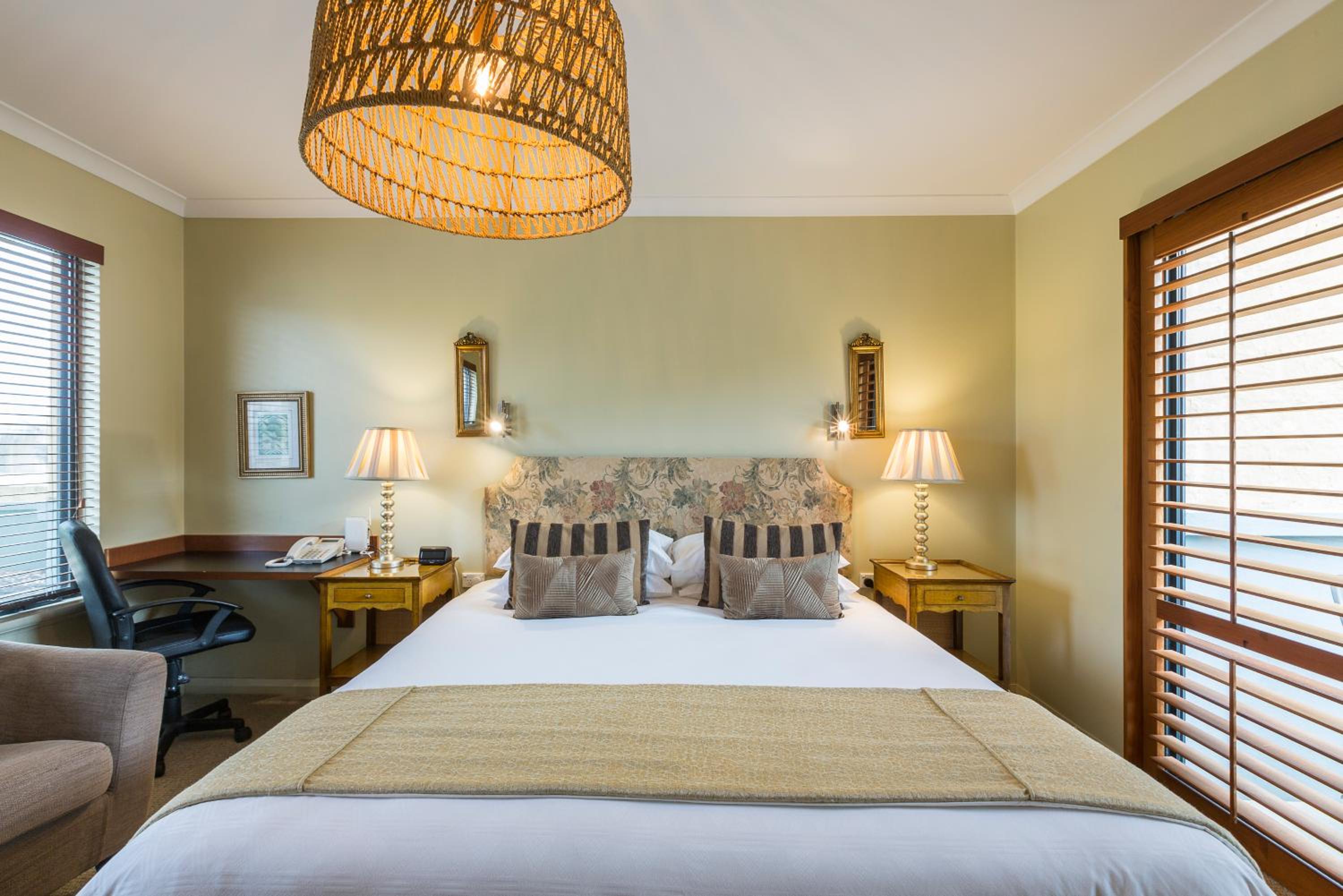 Colonnade King with Spa Bath - Photo 4