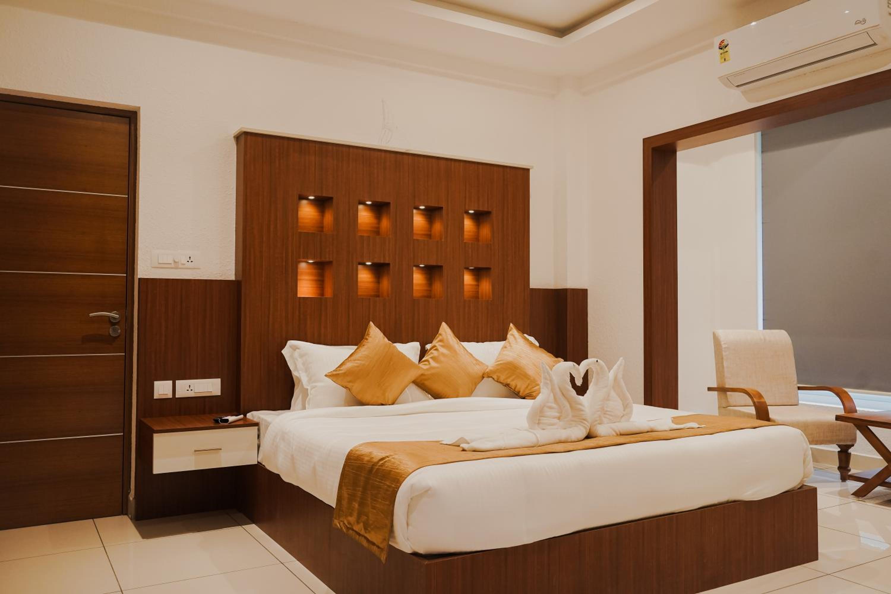 Mountain View Suite with Early Check-In upto 2 hours (subject to availability) - Photo 11