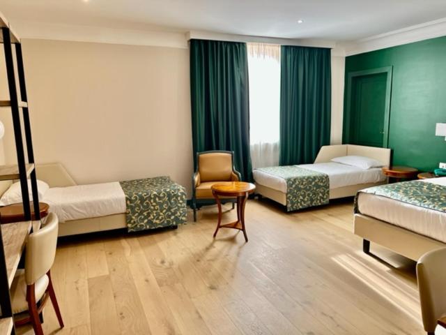 Quadruple Room - Photo 12