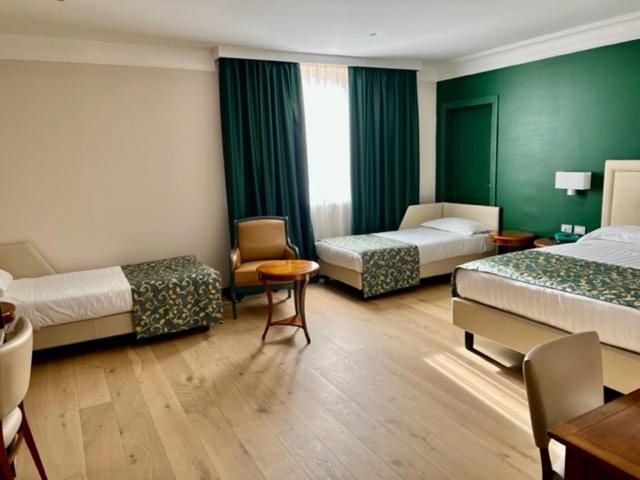 Quadruple Room - Photo 11