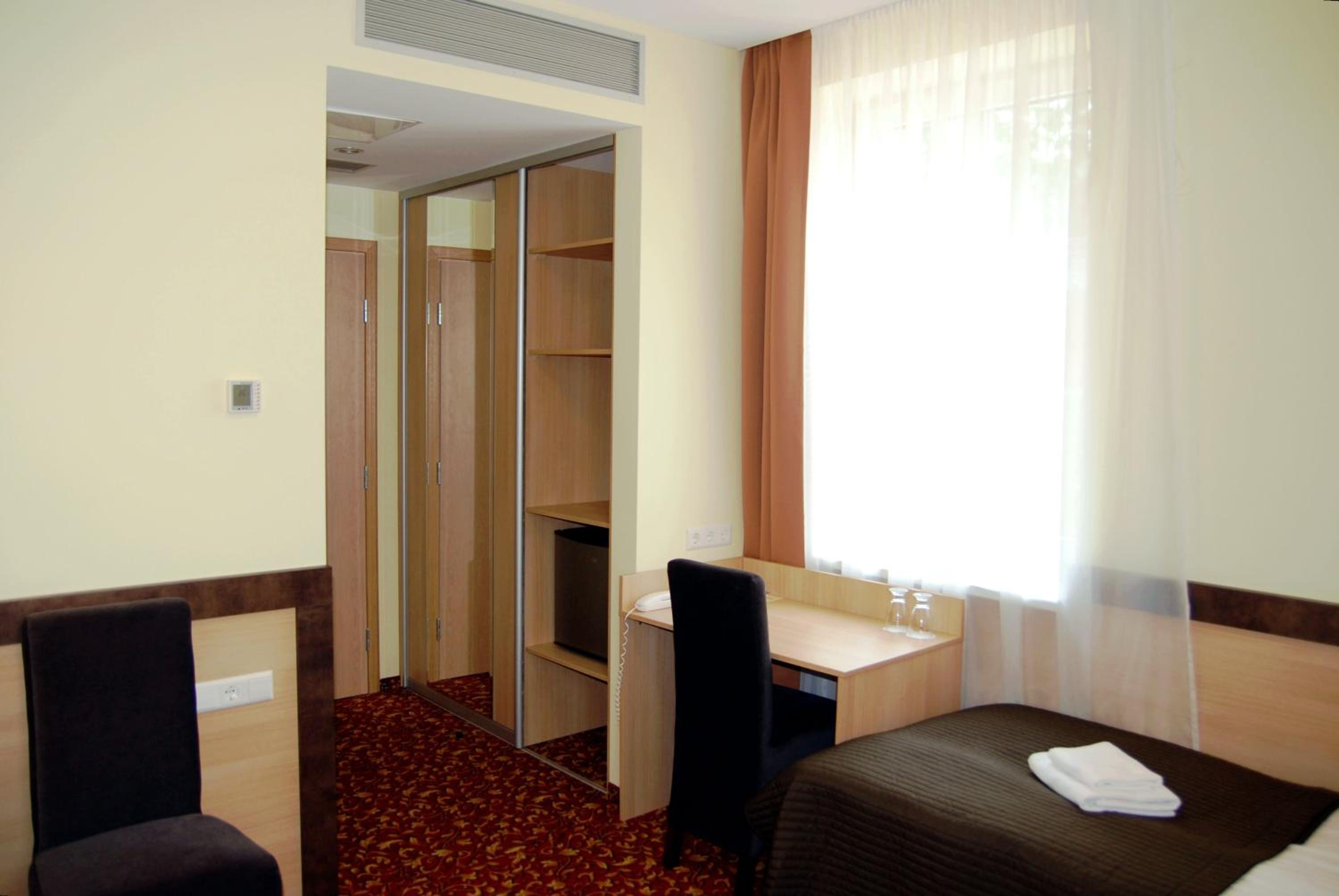 Standard Double or Twin Room - Photo 5