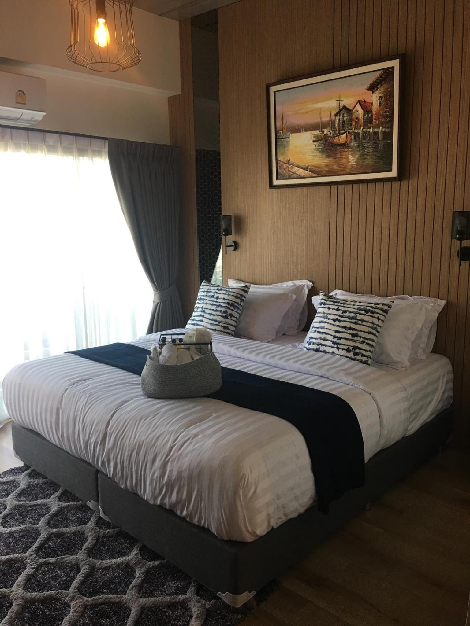 Deluxe King Room photo 1