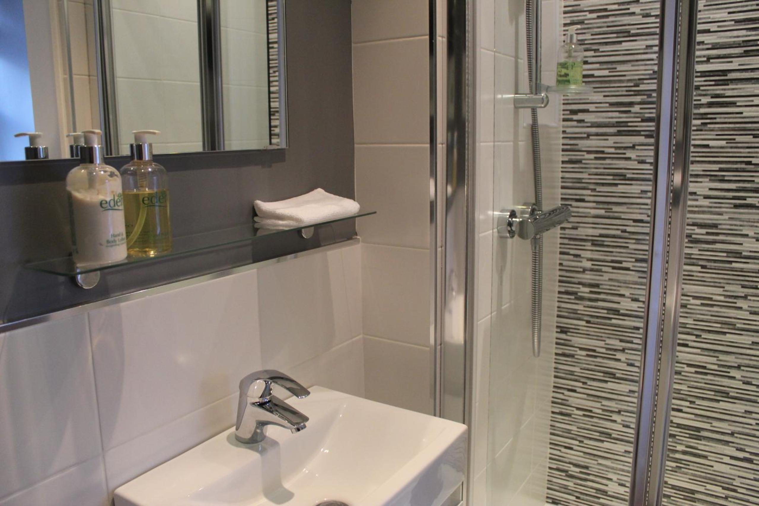 Standard Double Room - Photo 17