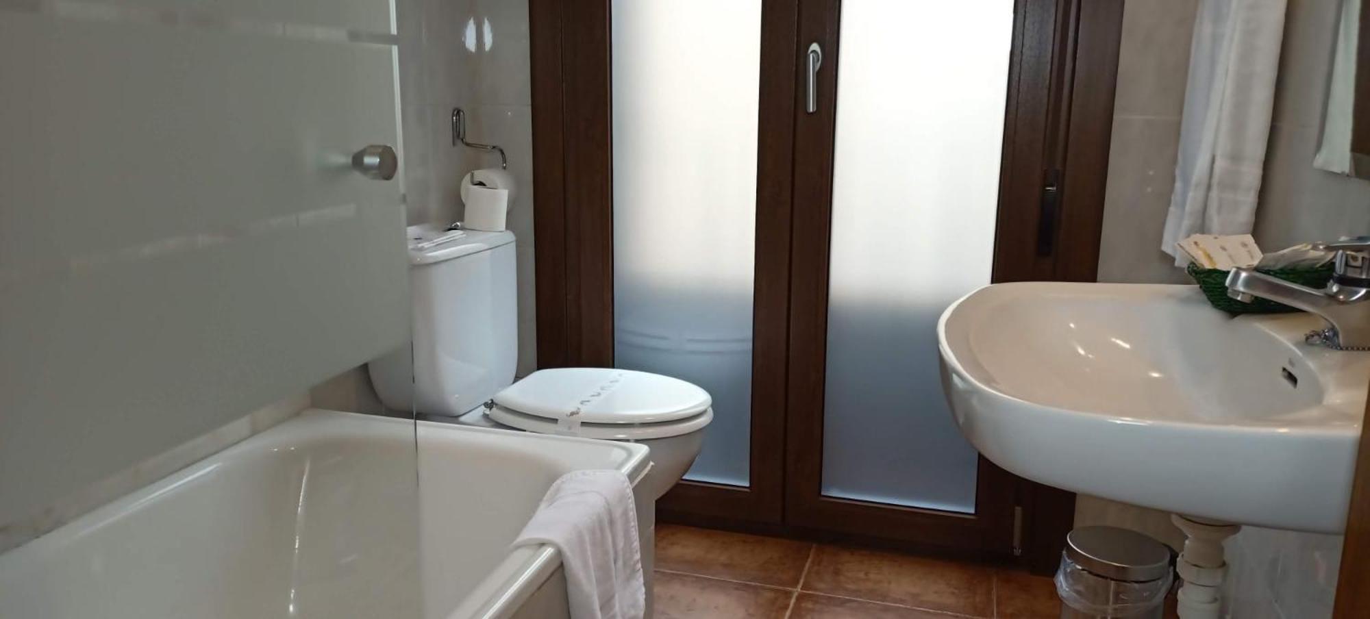 Twin Room - Photo 11